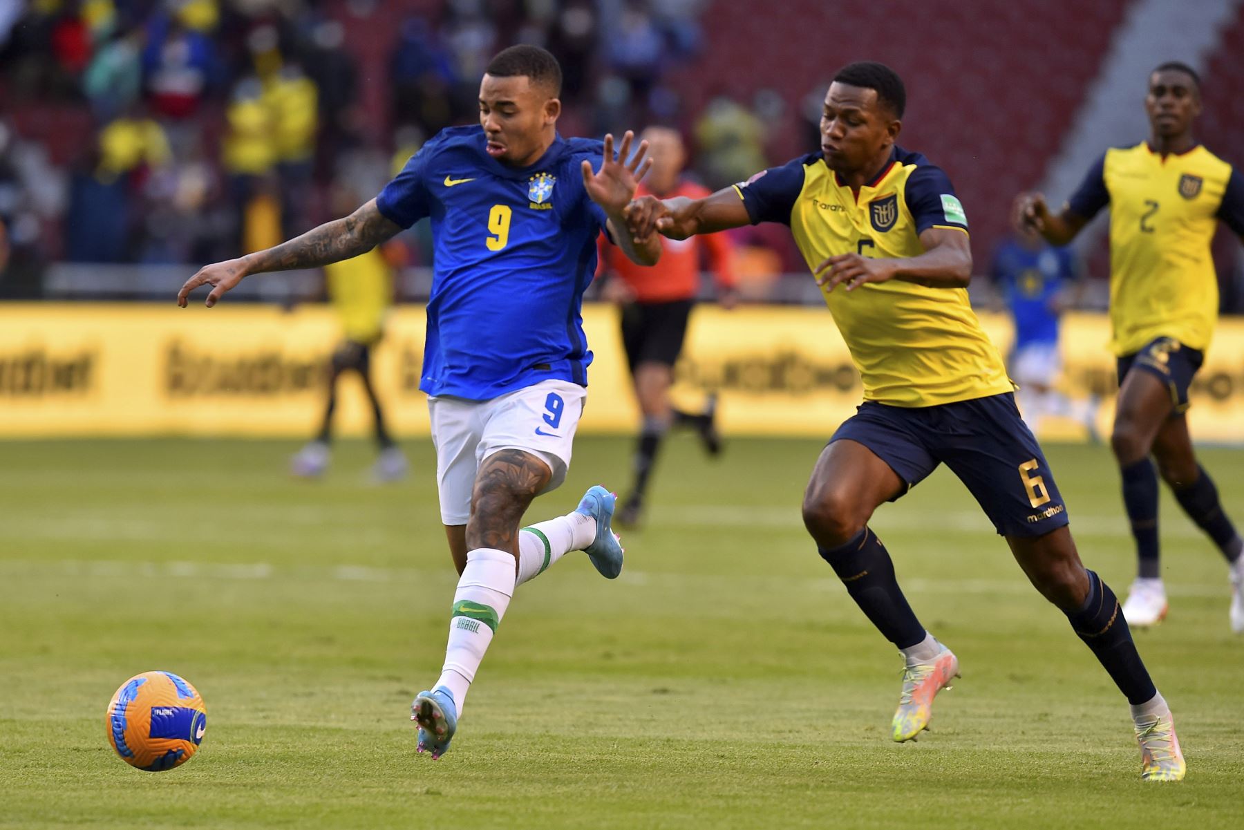 Gabriel Jesus de Brasil avanza con el balón bajo la marca de Romario Caicedo de Ecuador durante partido de las eliminatorias sudamericanas para el Mundial de Catar 2022. Foto: EFE
