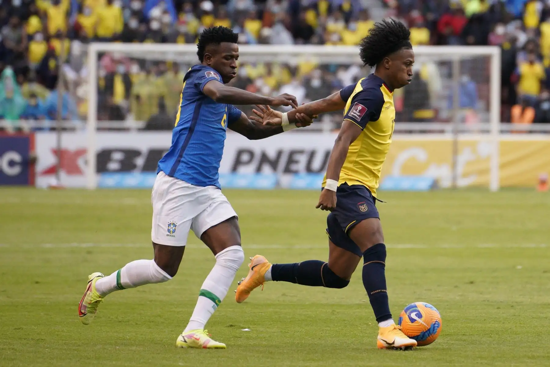Vinicius Junior de Brasil y Angelo Preciado de Ecuador compiten por el balón durante partido clasificatorio a la Copa Mundial de la FIFA Qatar 2022, en el Estadio Rodrigo Paz Delgado, en Quito. Foto: AFP