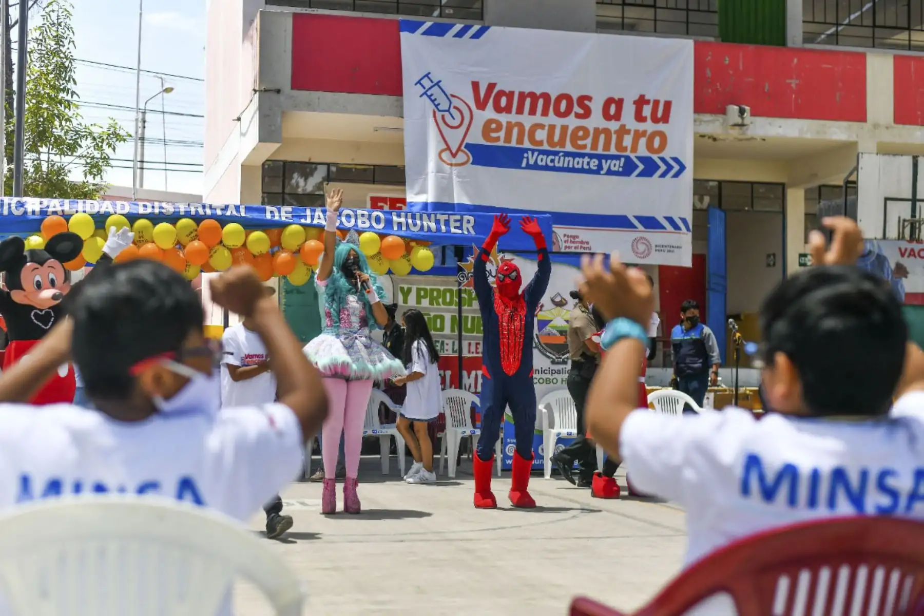 Niños acuden con sus padres de los 13 distritos donde se realiza inmunización. De la mano de sus padres los niños llegan a los locales de vacunación en los distritos de Cercado, Cerro Colorado, Paucarpata, Cayma, José Luis Bustamante y Rivero, Mariano Melgar, Jacobo Hunter, Socabaya, Miraflores, Yanahuara, Sachaca, Alto Selva Alegre y Tiabaya. Foto: Cortesía Diego Ramos