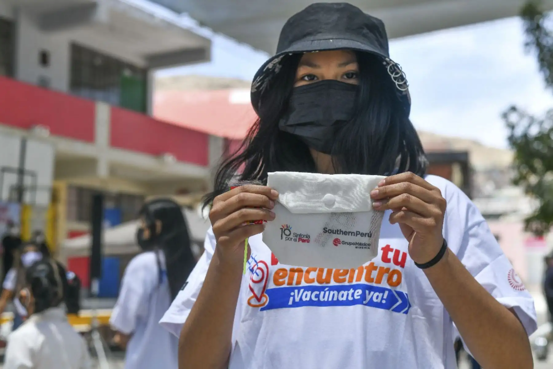 Niños acuden con sus padres de los 13 distritos donde se realiza inmunización. De la mano de sus padres los niños llegan a los locales de vacunación en los distritos de Cercado, Cerro Colorado, Paucarpata, Cayma, José Luis Bustamante y Rivero, Mariano Melgar, Jacobo Hunter, Socabaya, Miraflores, Yanahuara, Sachaca, Alto Selva Alegre y Tiabaya. Foto: Cortesía Diego Ramos