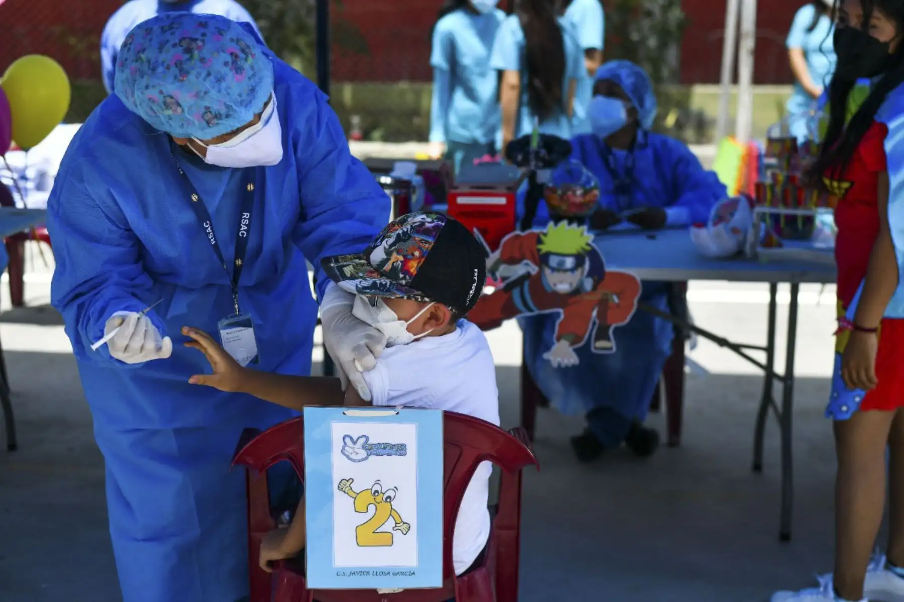 Niños acuden con sus padres de los 13 distritos donde se realiza inmunización. De la mano de sus padres los niños llegan a los locales de vacunación en los distritos de Cercado, Cerro Colorado, Paucarpata, Cayma, José Luis Bustamante y Rivero, Mariano Melgar, Jacobo Hunter, Socabaya, Miraflores, Yanahuara, Sachaca, Alto Selva Alegre y Tiabaya. Foto: Cortesía Diego Ramos