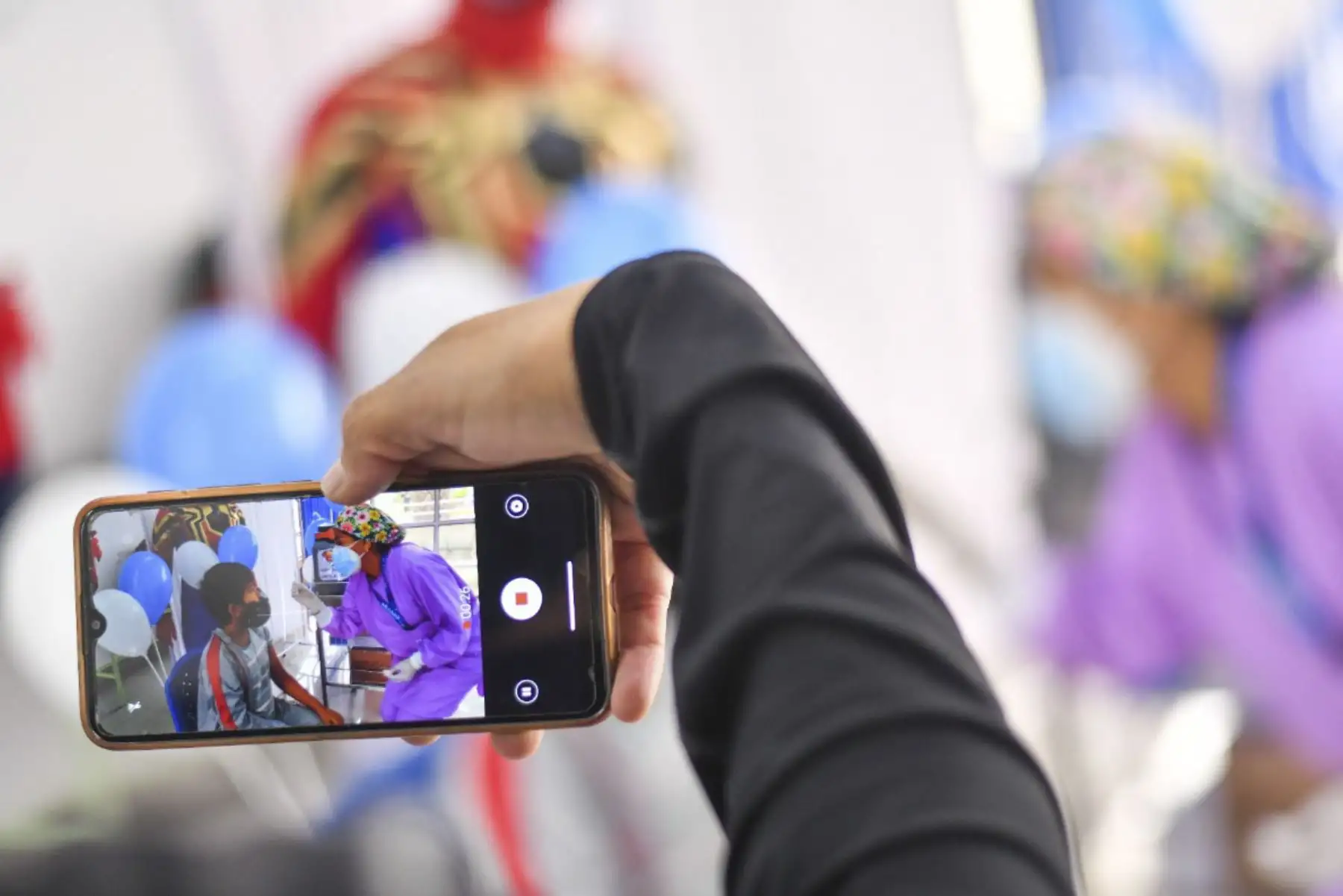 Familiares de los niños toman fotografías mientras los engreídos de la casa reciben su primera dosis contra la covid-19.  La vacunación contra la covid-19 de niños de 10 y 11 años se realizará del 27 al 30 de enero, esto porque el martes está previsto recibir las vacunas a la ciudad y el miércoles comenzará su distribución a los vacunatorios de toda la región. Foto: Cortesía Diego Ramos