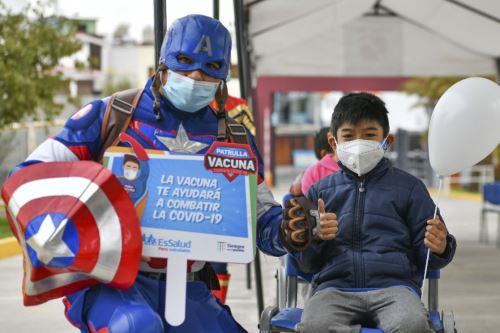 Inició niños vacunación de niños de 10 y 11 años en Arequipa