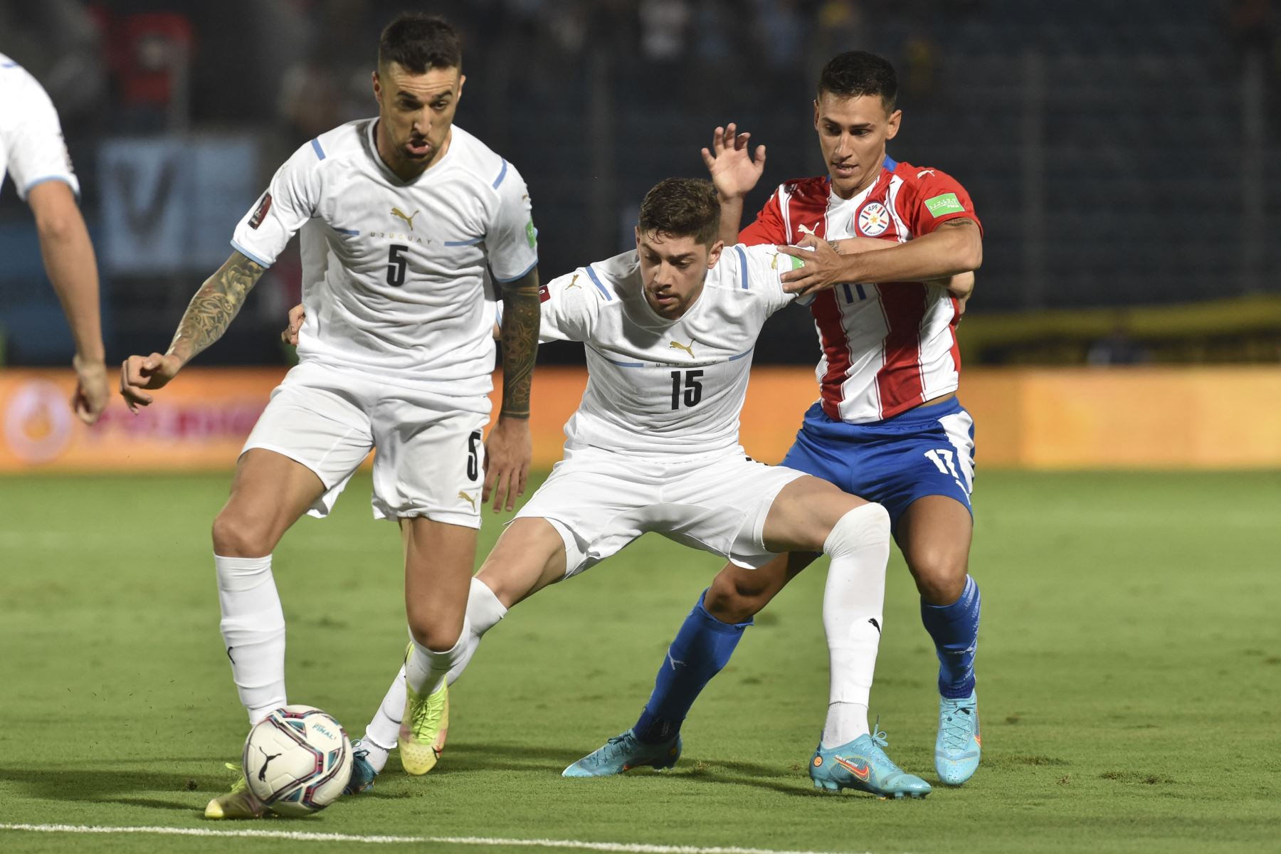 Matías Vecino (L) de Uruguay y Matías Rojas (R) de Paraguay compiten por el balón durante un partido de clasificación para la Copa Mundial de la FIFA Qatar 2022 en el Estadio General Pablo Rojas en Asunción. Foto: AFP