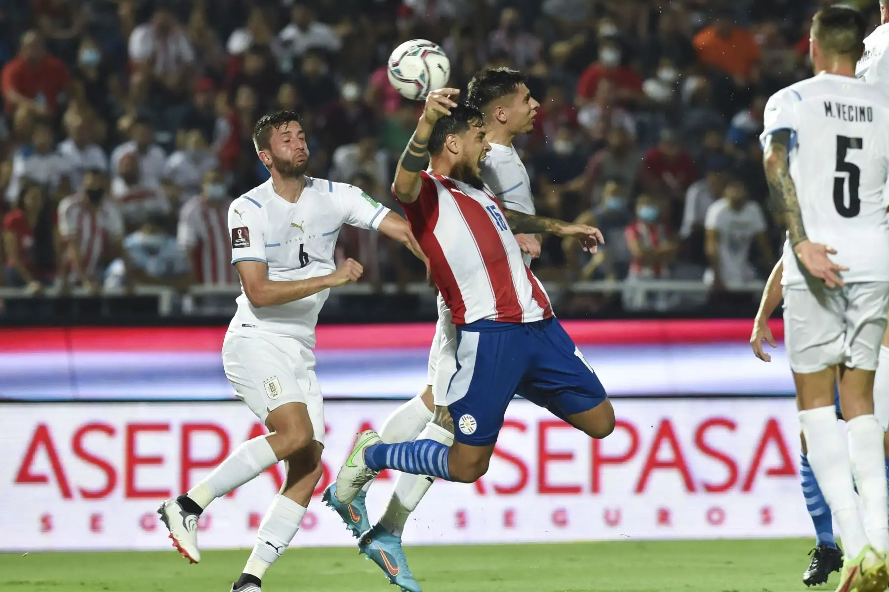 Gustavo Gómez (derecha) de Paraguay y Rodrigo Bentancur (izquierda) de Uruguay compiten por el balón durante su partido de clasificación sudamericano para la Copa Mundial de la FIFA Qatar 2022 en el estadio General Pablo Rojas de Asunción. Foto: AFP