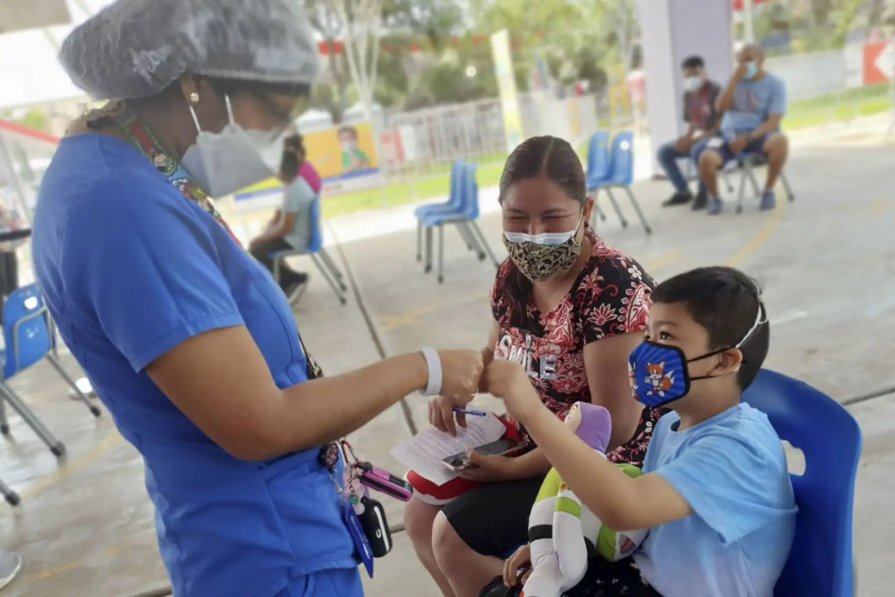 Con mucho entusiasmo continúa la vacunación contra la covid 19 en el Parque Zonal Mayta Cápac de San Martín de Porres. Padres de familia se acercan con sus hijos e hijas para que reciban su primera dosis. El horario de atención es de lunes a domingo de 7 a.m. a 7 p.m. Foto: ANDINA/Minsa
