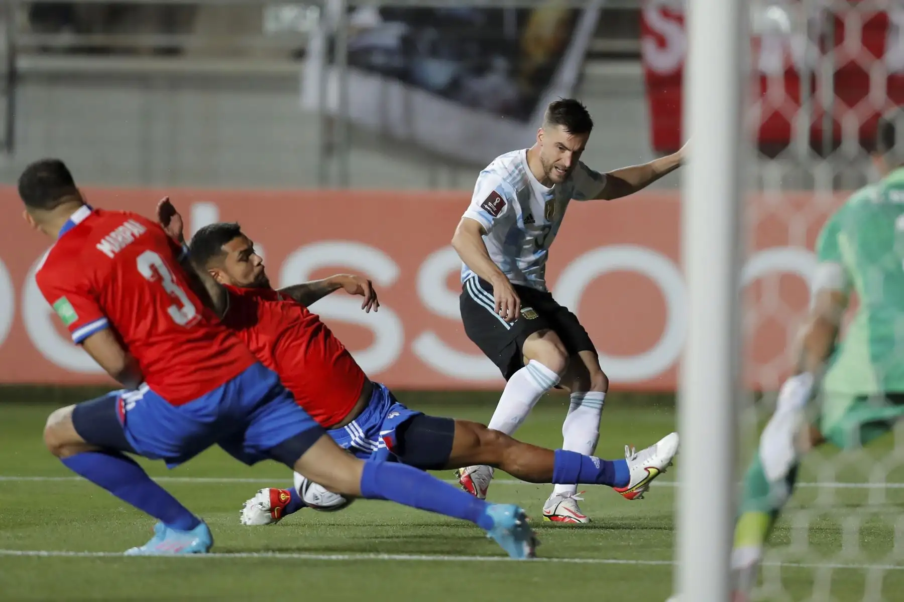 Nicolás Tagliafico de Argentina disputa el balón con Paulo Díaz y Guillermo Maripán de Chile durante partido por las eliminatorias sudamericanas para el Mundial de Catar 2022, en el estadio Zorros del Desierto, en Calama, Chile. Foto: EFE