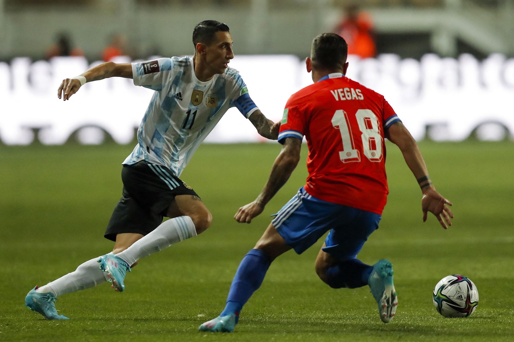 Angel Di Maria de Argentina y Sebastian Vegas de Chile compiten por el balón durante partido clasificatorio para la Copa Mundial de la FIFA Qatar 2022. Foto: AFP