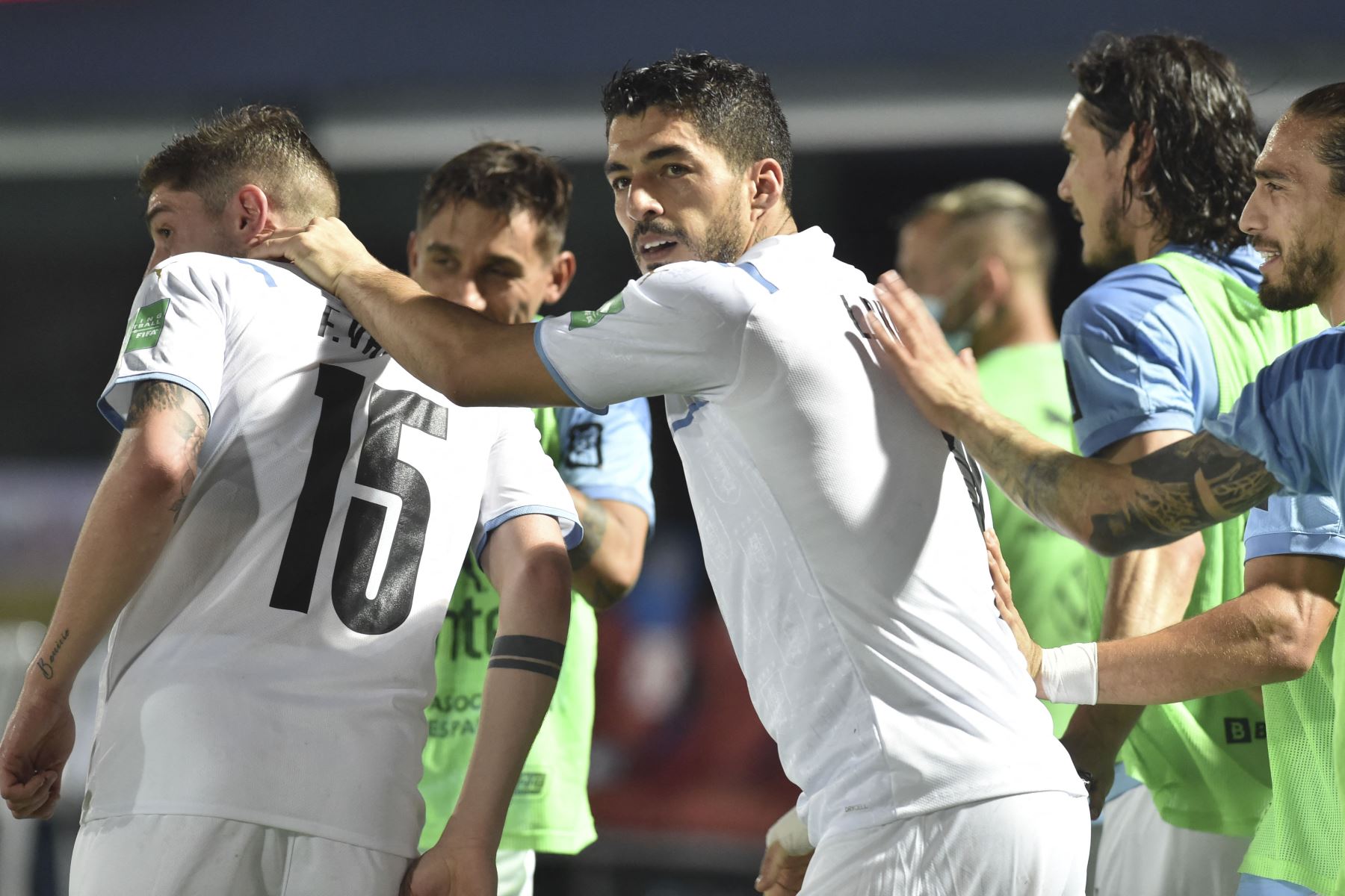 Luis Suárez (C) de Uruguay celebra con sus compañeros después de anotar contra Paraguay durante un partido de fútbol de clasificación para la Copa Mundial de la FIFA Qatar 2022 en el Estadio General Pablo Rojas en Asunción, el 27 de enero de 2022. Foto: AFP