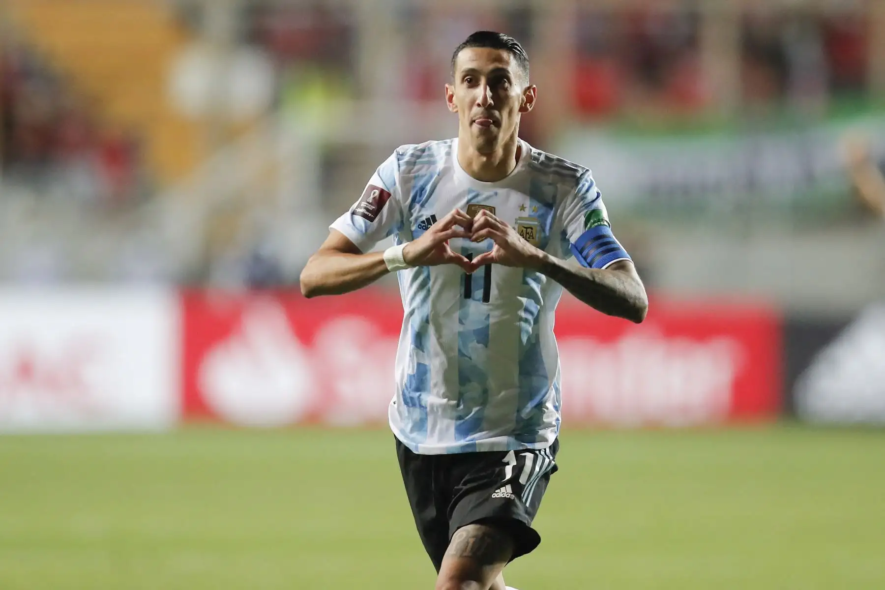 Ángel Di María de Argentina celebra después de anotar contra Chile durante partido clasificatorio para la Copa Mundial de la FIFA Qatar 2022, en el Estadio Zorros del Desierto, en Calama, Chile. Foto: AFP