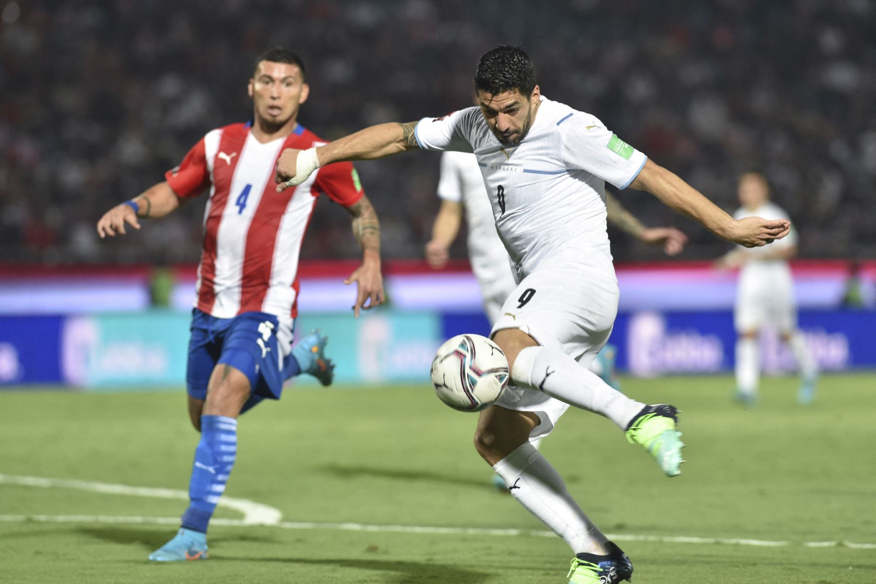 Luis Suárez de Uruguay dispara para anotar un gol contra Paraguay durante su partido de fútbol de clasificación sudamericana para la Copa Mundial de la FIFA Qatar 2022 en el Estadio General Pablo Rojas en Asunción, el 27 de enero de 2022. Foto: AFP