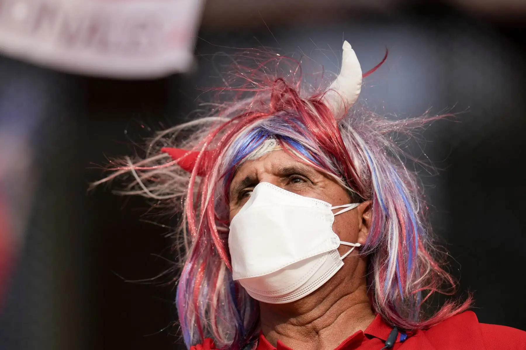Un aficionado de Chile observa el encuentro de su Selección frente a Argentina por las eliminatorias sudamericanas para el Mundial de Catar 2022, en el estadio Zorros del Desierto, en Calama, Chile. Foto: EFE