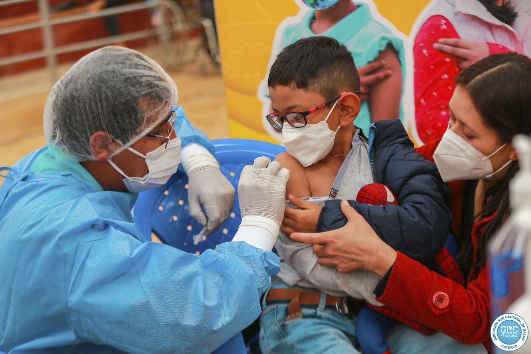 Las brigadas de la Dirección Sub Regional de Salud de Cajamarca iniciaron la campaña de vacunación contra la covid 19 para seguir protegiendo a las niñas y niños de esta provincia. Ellos acuden, juntos a sus padres, a los centros de vacunación para recibir su primera dosis. Foto: ANDINA/Minsa