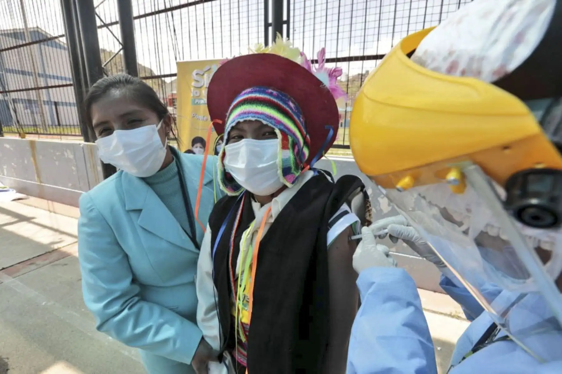 Niñas y niños de Puno ya reciben su primera dosis para protegerse de la covid 19. Con la llegada de 26 300 vacunas se dio inicio a la campaña de vacunación en la región, niños con trajes típicos llegaron al I.E. 70013 Anexo Glorioso San Carlos para recibir su primera dosis. Foto: ANDIN/Minsa