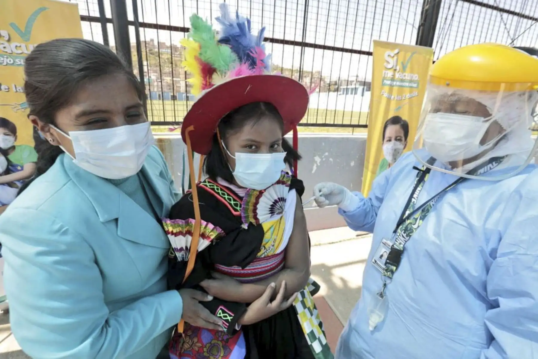 Niñas y niños de Puno ya reciben su primera dosis para protegerse de la covid 19. Con la llegada de 26 300 vacunas se dio inicio a la campaña de vacunación en la región, niños con trajes típicos llegaron al I.E. 70013 Anexo Glorioso San Carlos para recibir su primera dosis. Foto: ANDIN/Minsa