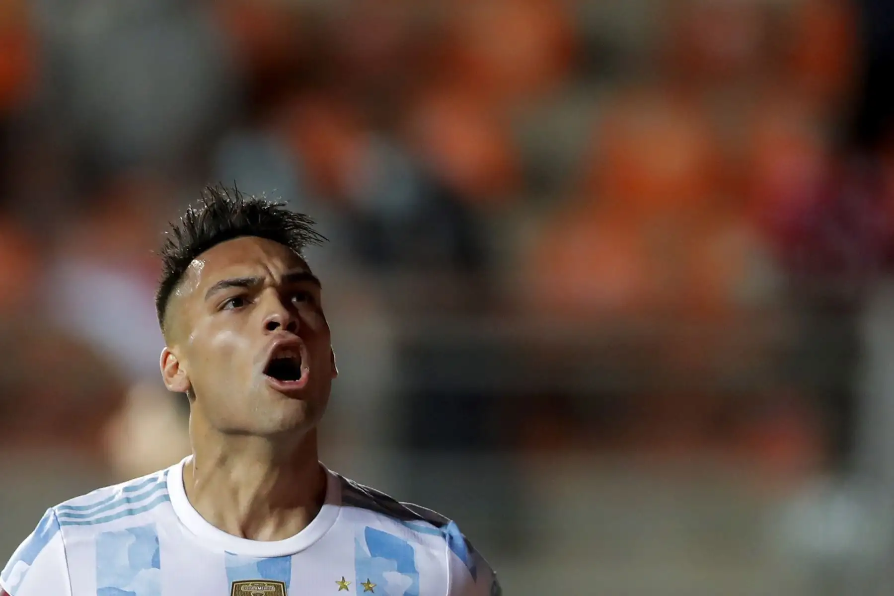Lautaro Martínez de Argentina celebra luego de anotar la ventaja 2-1 contra Chile durante un partido por las eliminatorias sudamericanas al Mundial de Catar 2022, en el estadio Zorros del Desierto, en Calama, Chile. Foto: EFE