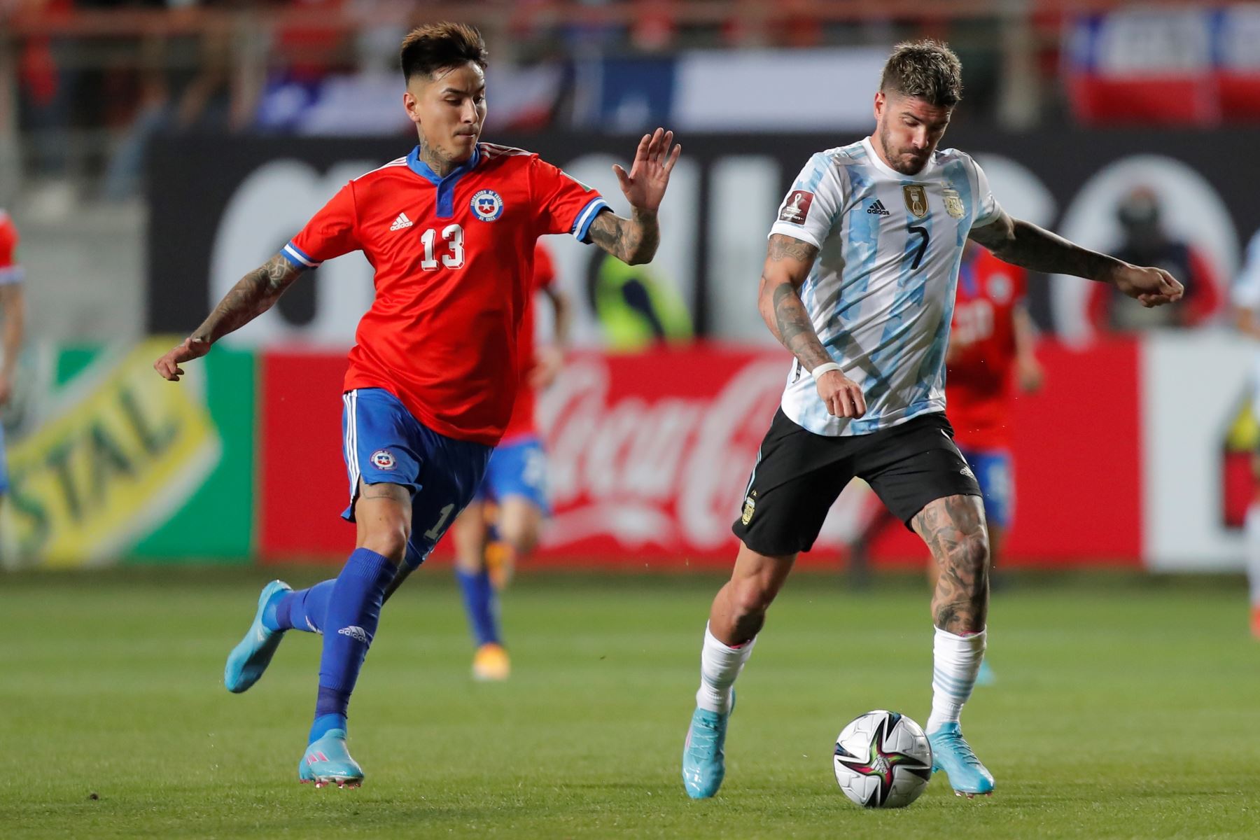 Rodrigo De Paul de Argentina disputa el balón con Erick Pulgar de Chile durante partido por las eliminatorias sudamericanas para el Mundial de Catar 2022. Foto: EFE