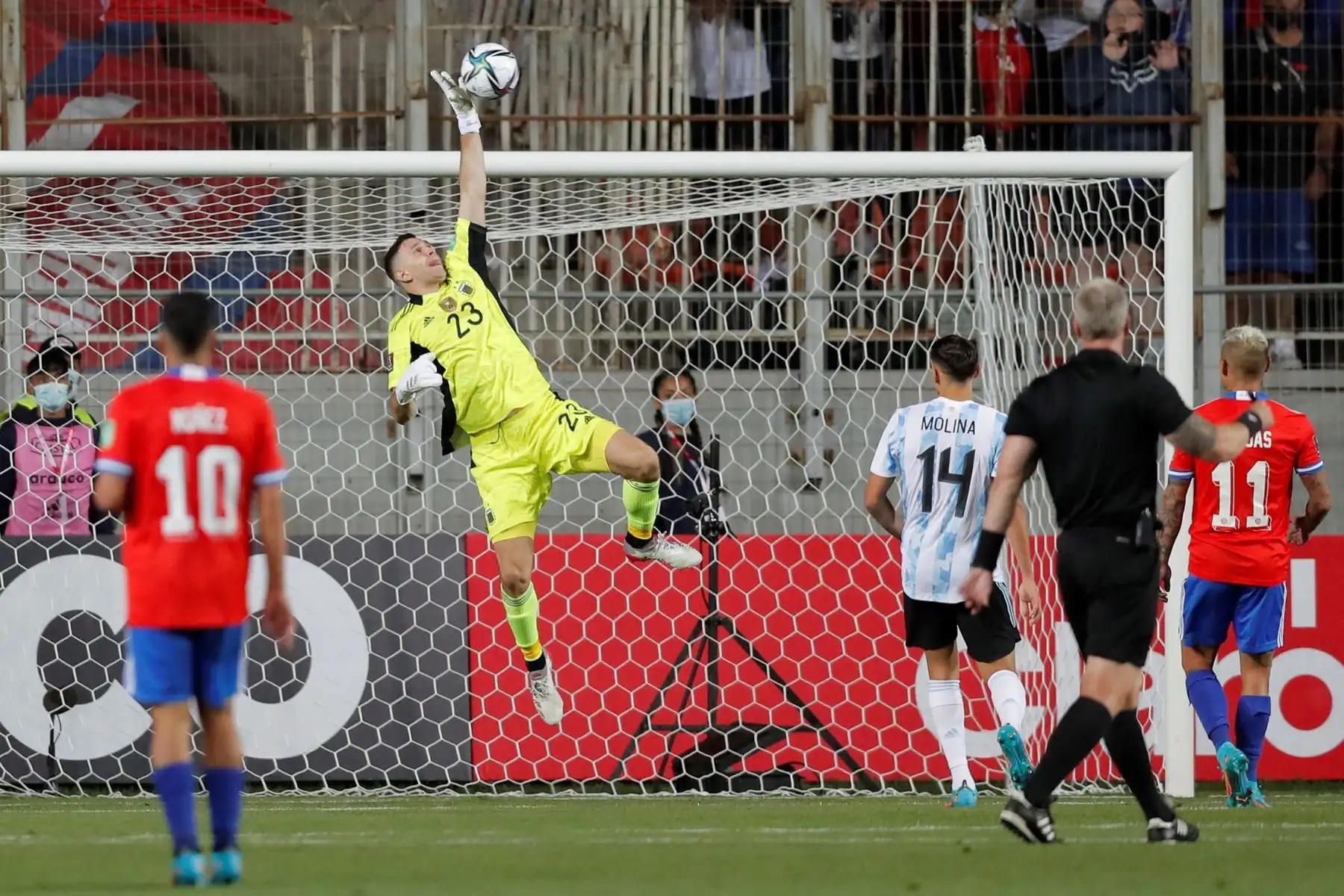 El arquero de Argentina Damián Martínez ataja un balón durante un partido frente a Chile por las eliminatorias sudamericanas para el Mundial de Catar 2022. Foto: EFE