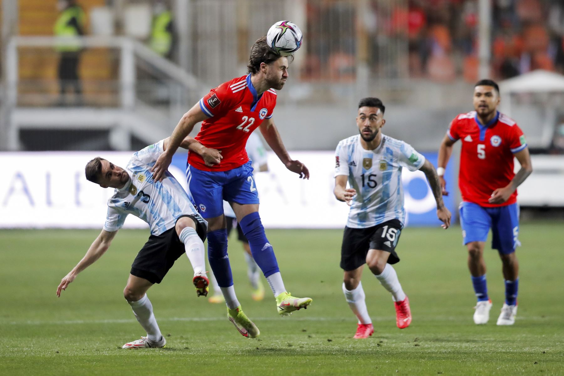 Ben Brereton de Chile disputa el balón con Nicolás Tagliafico de Argentina durante partido por las eliminatorias sudamericanas para el Mundial de Catar 2022, en el estadio Zorros del Desierto, en Chile. Foto: EFE