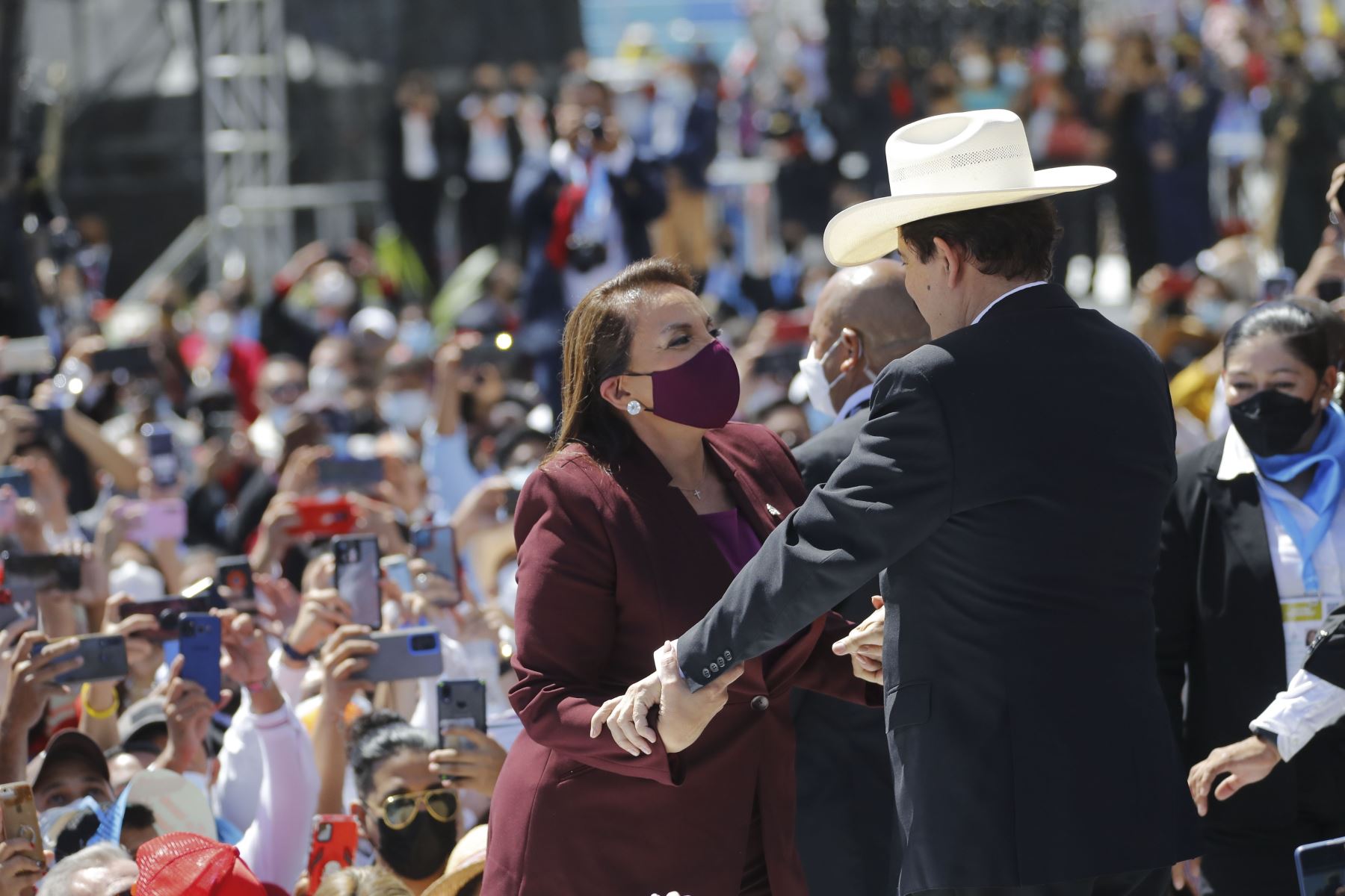 La presidente electa Xiomara Castro, llega junto a su esposo y expresidente Manuel Zelaya (d), para la posesión como nueva presidenta hoy, en el Estadio Nacional Tiburcio Varias Andino en Tegucigalpa (Honduras). Foto: EFE