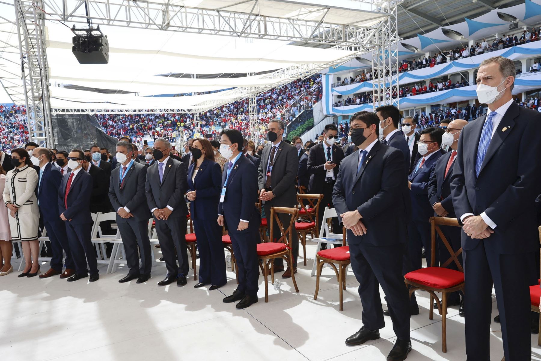 El rey Felipe VI de España (d) asiste a la investidura de Xiomara Castro como presidenta de Honduras en una ceremonia celebrada en el Estadio Nacional de Tegucigalpa. Foto: EFE