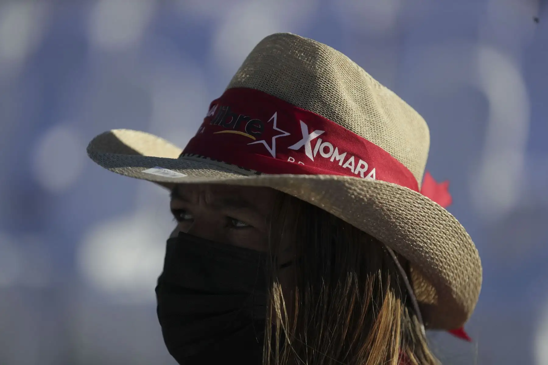 Una simpatizante acude a la ceremonia de investidura de Xiomara Castro como presidenta de Honduras en el Estadio Nacional, en Tegucigalpa (Honduras). Xiomara Castro, del Partido Libertad y Refundación (Libre), fundado en 2011, es la primera mujer hondureña que llega a la Presidencia en toda la historia política de su país. Foto: EFE