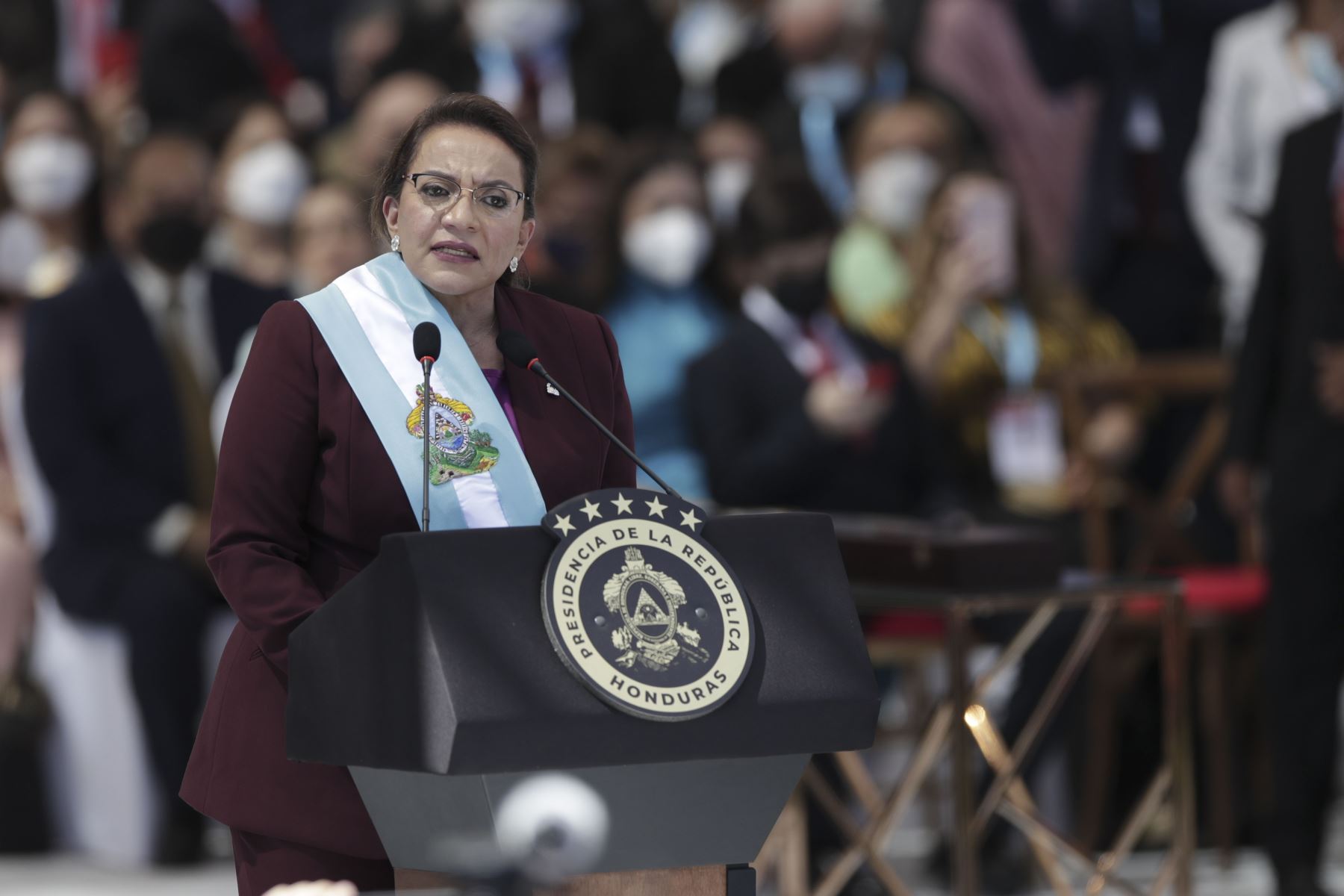 Xiomara Castro habla luego de jurar como nueva presidenta de Honduras en el Estadio Nacional Tiburcio Varias Andino en Tegucigalpa. Foto: EFE