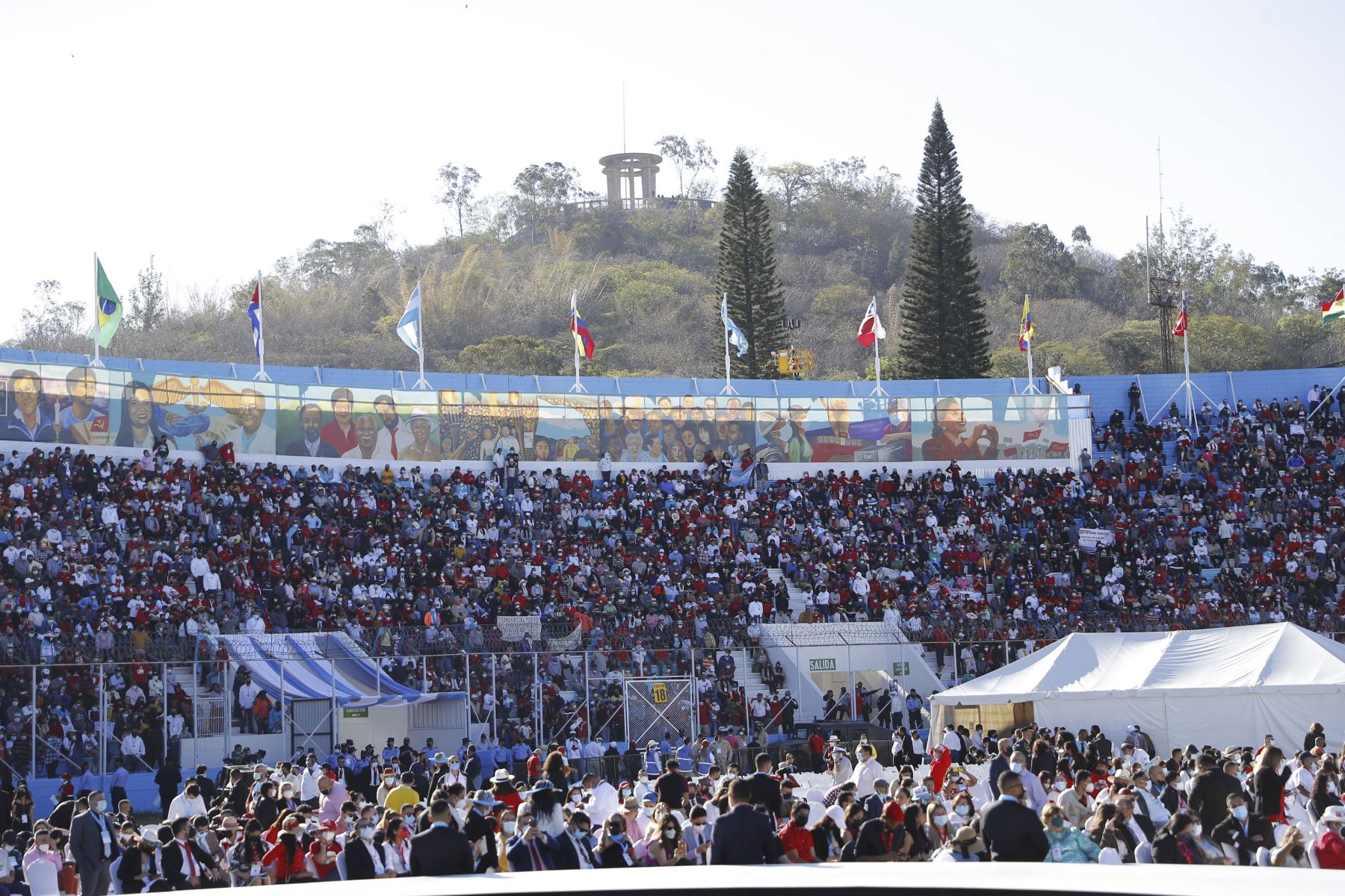 Simpatizantes de Xiomara Castro acuden a la ceremonia de investidura en el Estadio Nacional, en Tegucigalpa (Honduras). Foto: EFE
