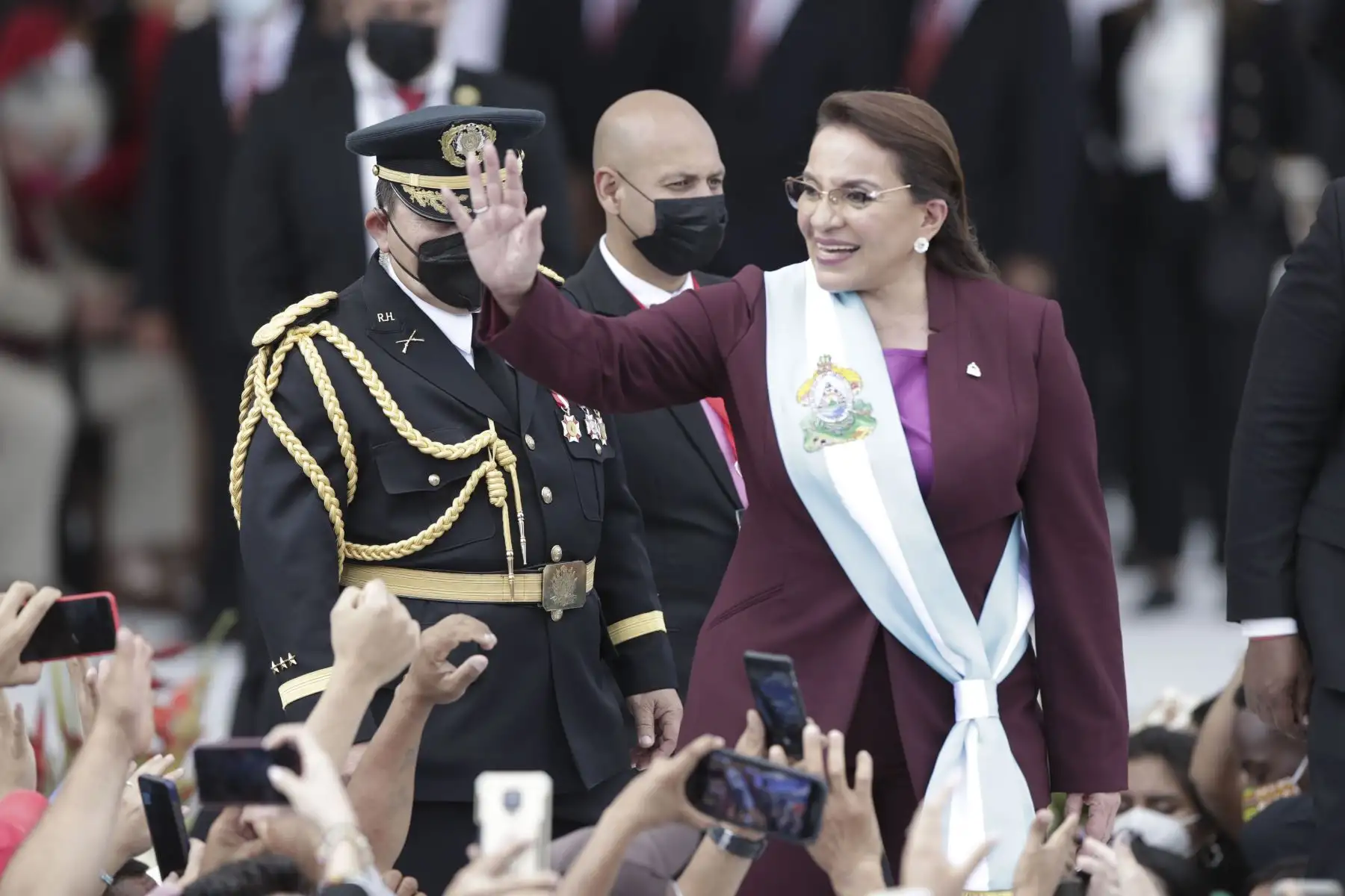La presidente electa Xiomara Castro saluda a simpatizantes tras su juramento como nueva presidente de Honduras en el Estadio Nacional Tiburcio Varias Andino en Tegucigalpa (Honduras).  Foto: EFE