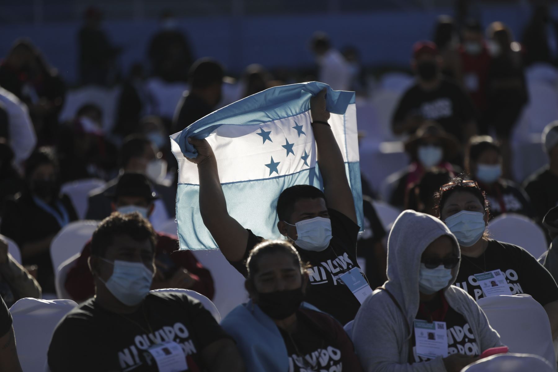 Simpatizantes acuden a la ceremonia de investidura de Xiomara Castro como presidenta de Honduras  en el Estadio Nacional, en Tegucigalpa (Honduras). Foto: EFE