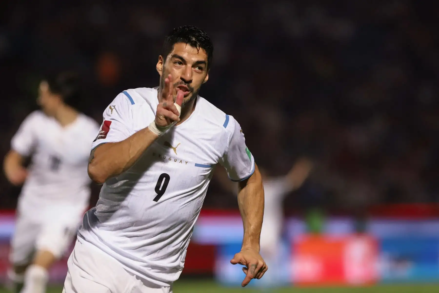 Luis Suárez de Uruguay celebra un gol en un partido de las eliminatorias sudamericanas para el Mundial de Catar 2022 entre Paraguay y Uruguay en el estadio La Nueva Olla en Asunción (Paraguay).  Foto: EFE