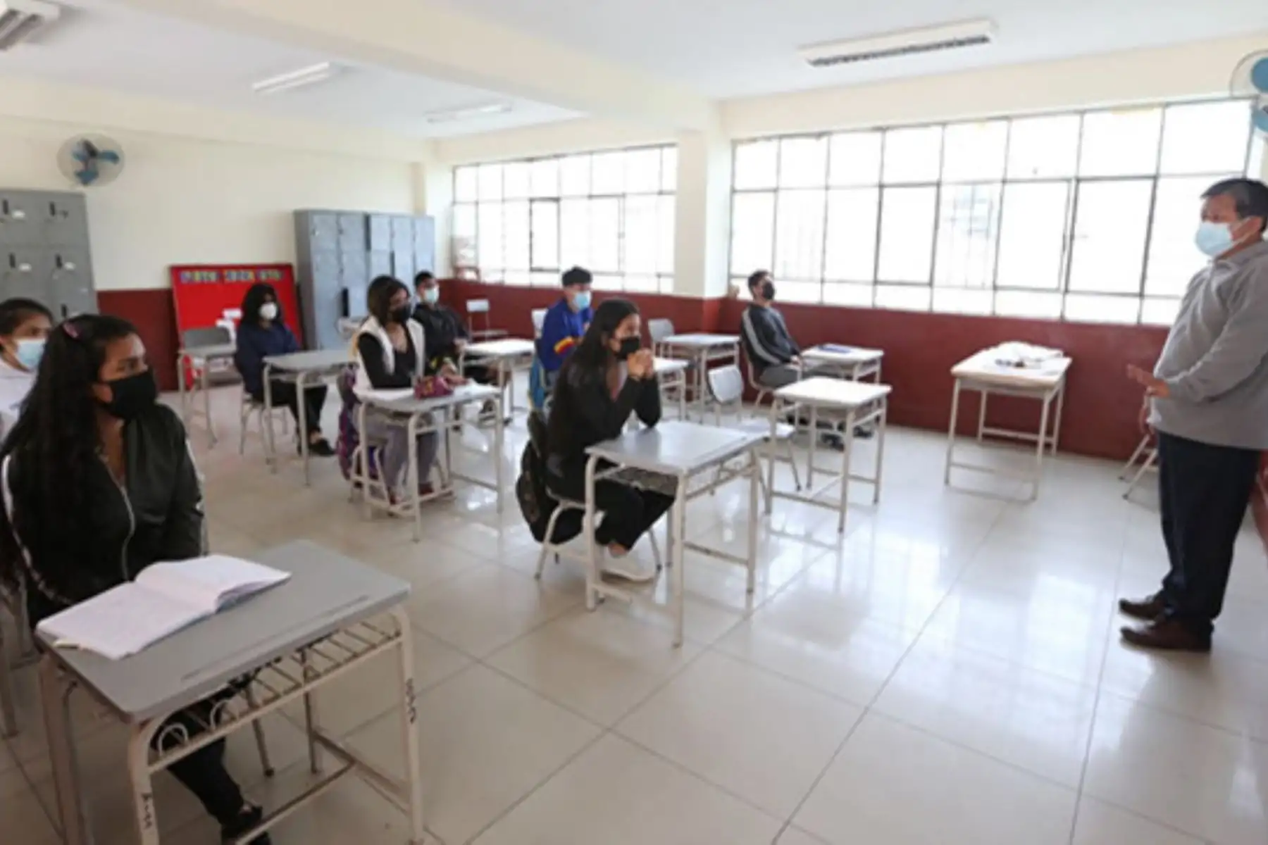 Los estudiantes consumirán los alimentos que traen desde su hogar guardando una distancia física de dos metros en un espacio abierto. Foto: Minedu