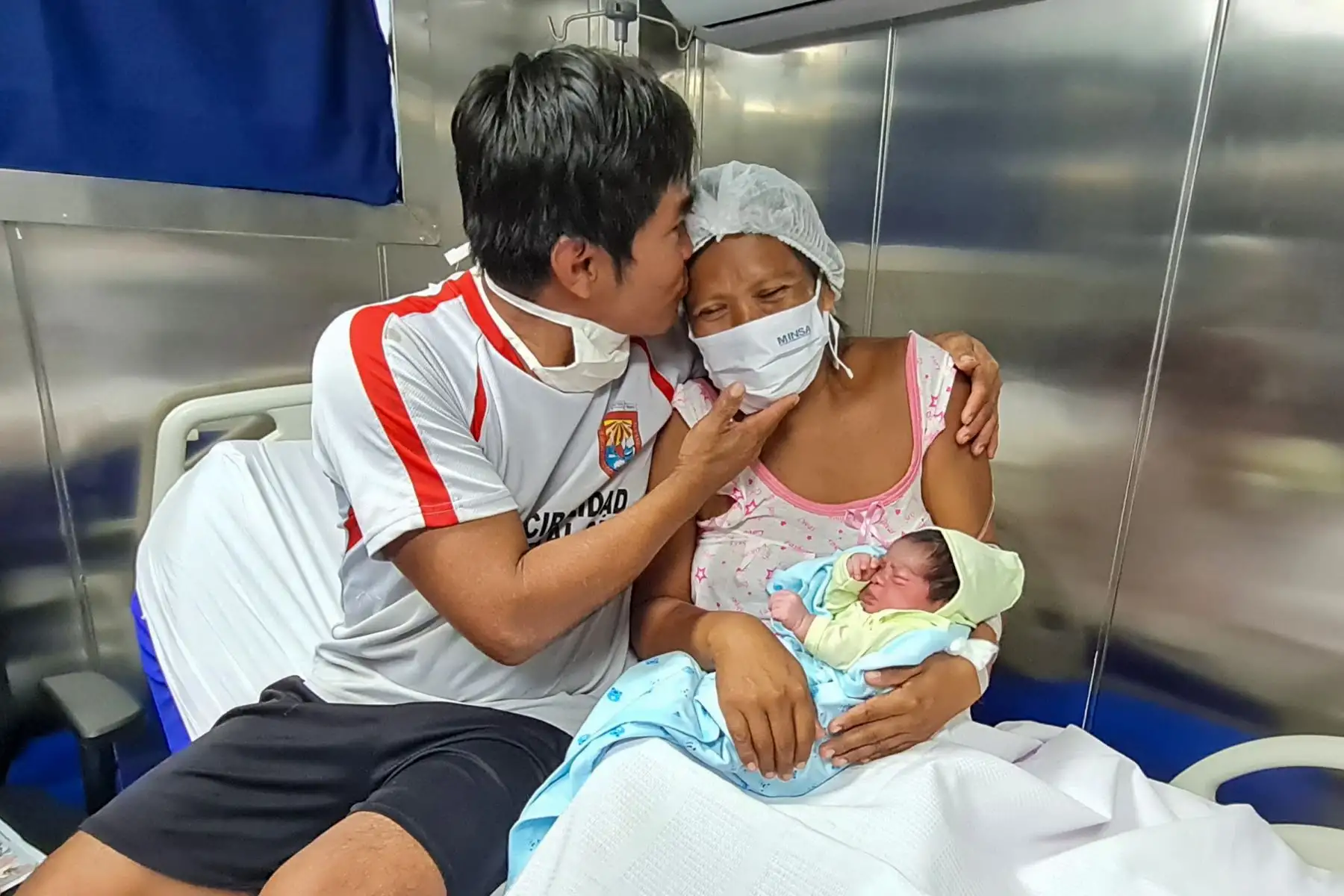 A bordo de 8 embarcaciones de la Marina de Guerra del Perú, brigadas de profesionales navegaron por los ríos de la región loretana para acercar los servicios del Estado a familias de más de 200 comunidades.En estos puntos de intervención se atendió, en algunos casos de emergencia, a gestantes que ya se encontraban en fase de parto a bordo de la PIAS Río Yavarí. Foto: ANDINA/ Difusión