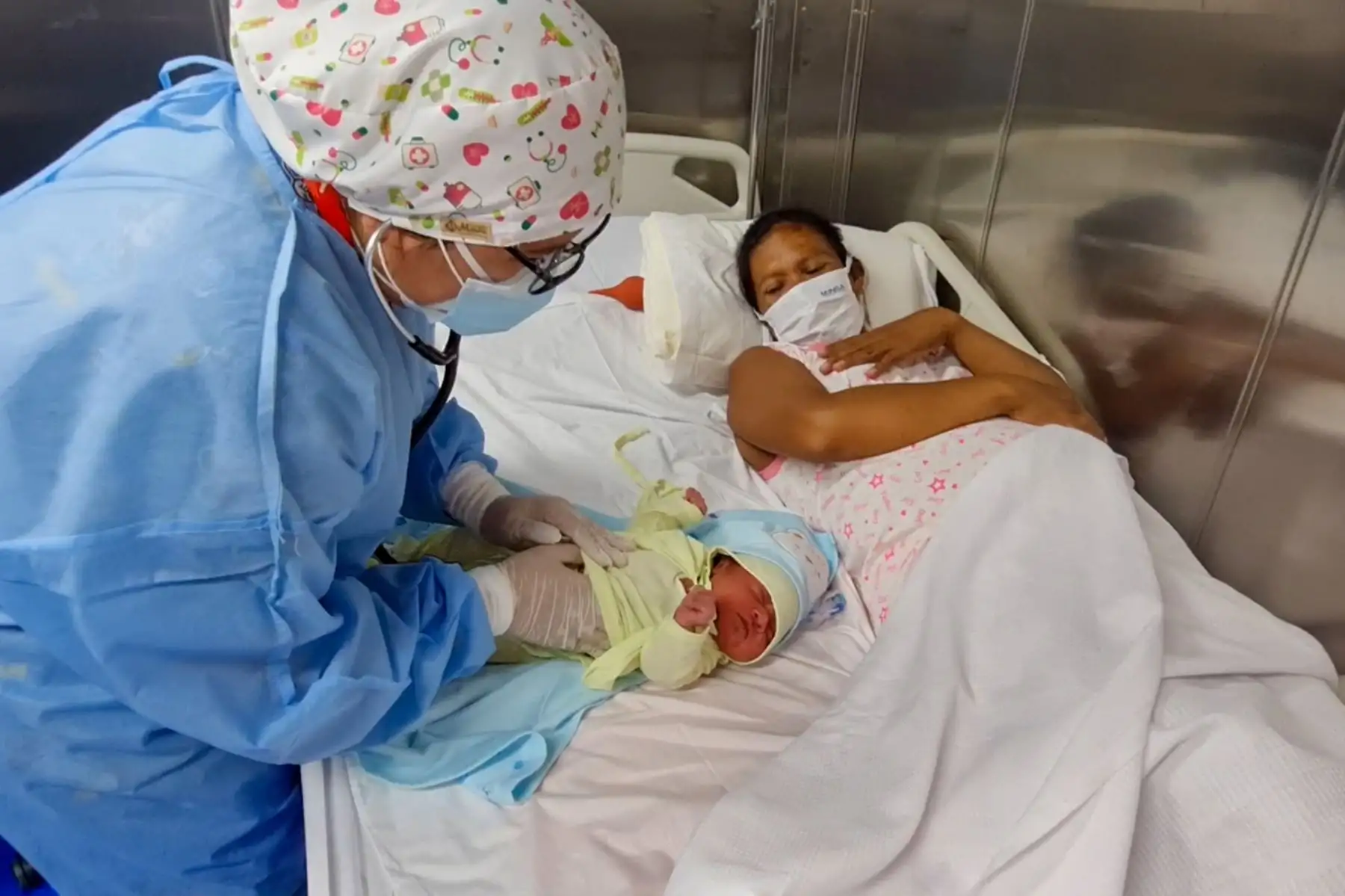 A bordo de 8 embarcaciones de la Marina de Guerra del Perú, brigadas de profesionales navegaron por los ríos de la región loretana para acercar los servicios del Estado a familias de más de 200 comunidades.En estos puntos de intervención se atendió, en algunos casos de emergencia, a gestantes que ya se encontraban en fase de parto a bordo de la PIAS Río Yavarí. Foto: ANDINA/ Difusión
