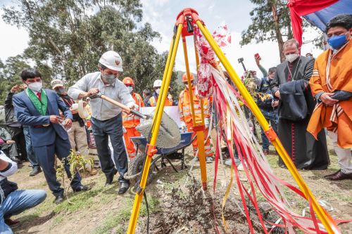 Presidente Pedro Castillo coloca la primera piedra del Nuevo Hospital de Huari en Áncash