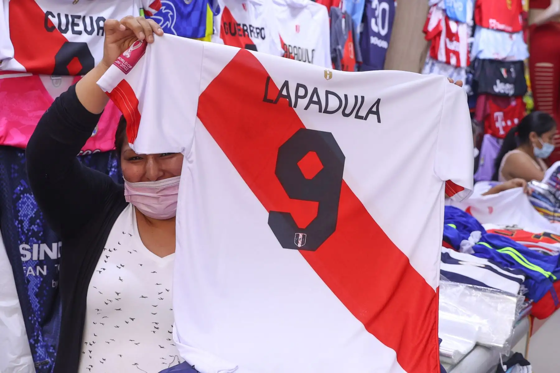 Venta de camisetas deportivas en el emporio comercial de Gamarra, en la Victoria, previo al partido que sostendrá la selección peruana frente a Colombia por las eliminatorias para el Mundial de Qatar 2022. Foto: ANDINA/Vidal Tarqui