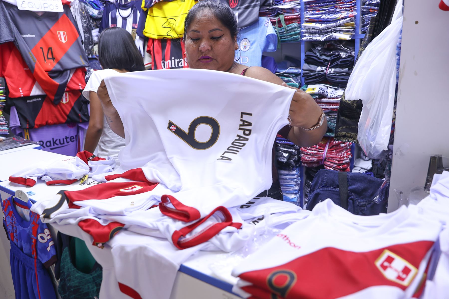 Venta de camisetas deportivas en el emporio comercial de Gamarra, en la Victoria, previo al partido que sostendrá la selección peruana frente a Colombia por las eliminatorias para el Mundial de Qatar 2022. Foto: ANDINA/Vidal Tarqui