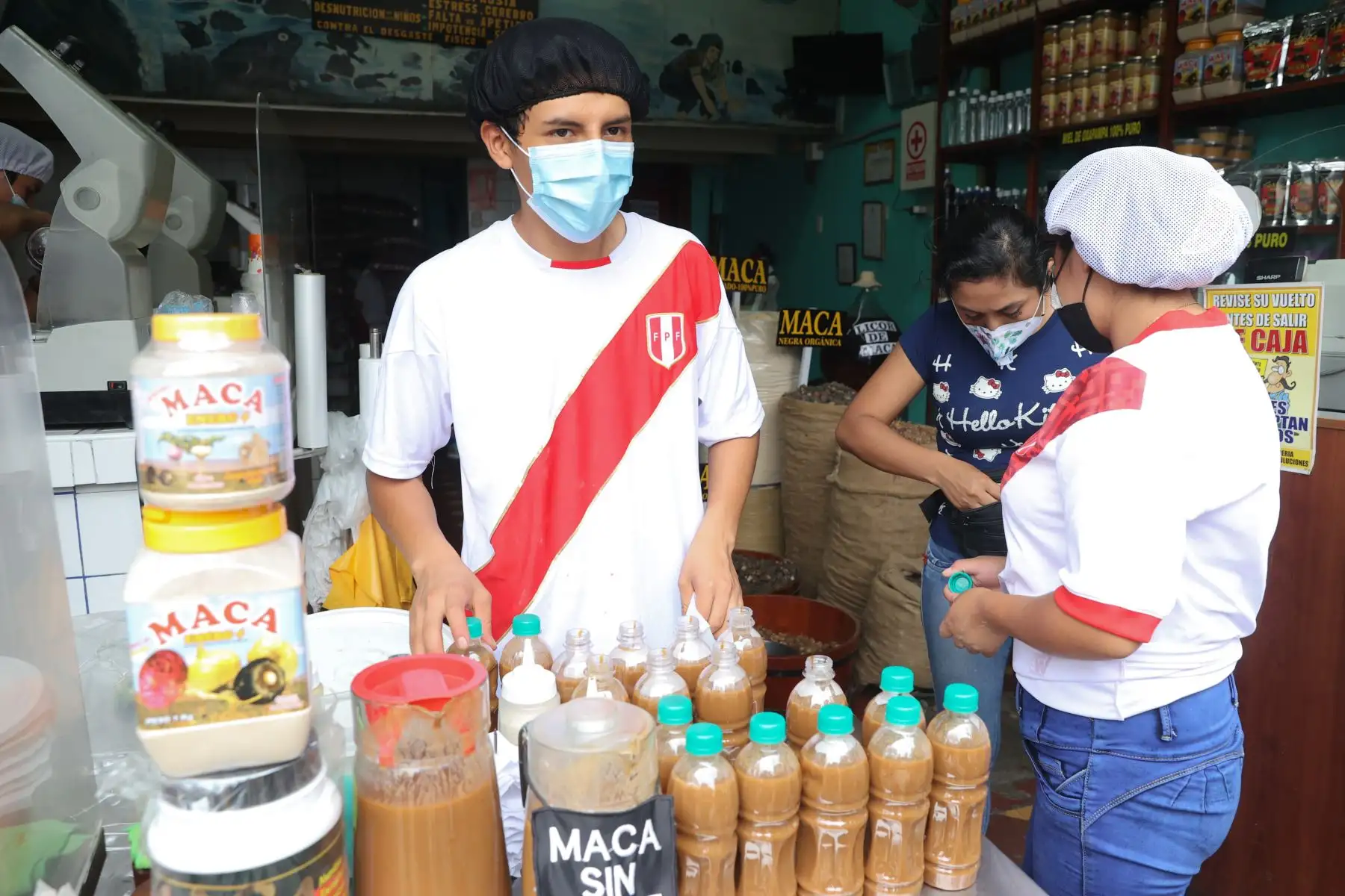 Medidas sanitarias en el emporio comercial de Gamarra, en la Victoria, previo al partido que sostendrá la selección peruana frente a Colombia por las eliminatorias para el Mundial de Qatar 2022. Foto: ANDINA/Vidal Tarqui