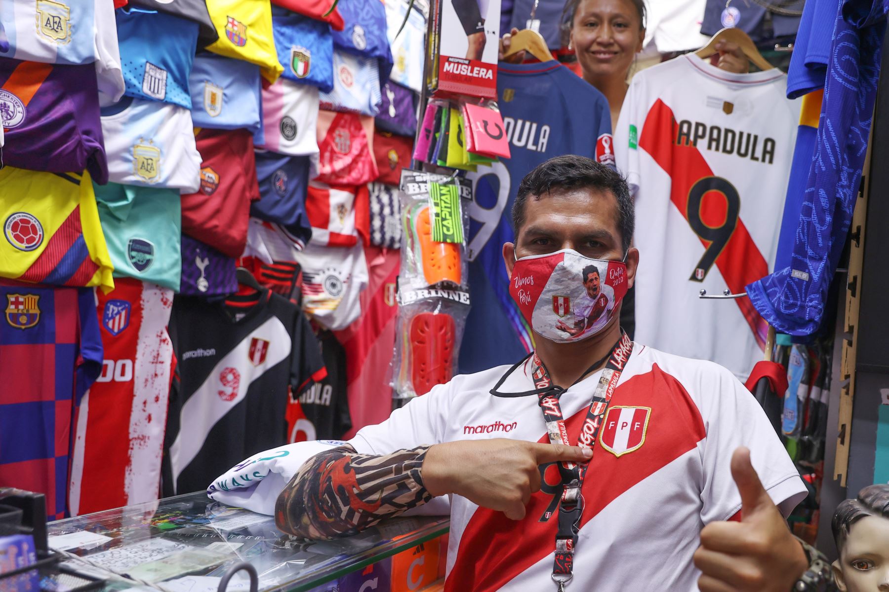 Vendedores lucen las camisetas deportivas en el emporio comercial de Gamarra, en la Victoria, previo al partido que sostendrá la selección peruana frente a Colombia por las eliminatorias para el Mundial de Qatar 2022. Foto: ANDINA/Vidal Tarqui