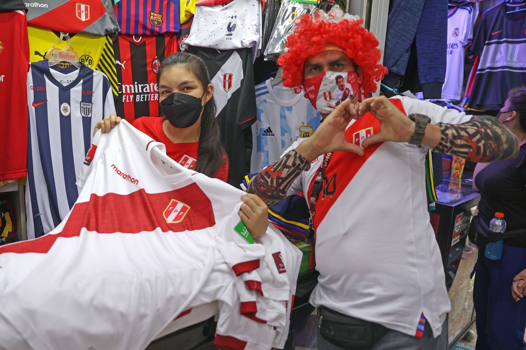 Vendedores lucen las camisetas deportivas en el emporio comercial de Gamarra, en la Victoria, previo al partido que sostendrá la selección peruana frente a Colombia por las eliminatorias para el Mundial de Qatar 2022. Foto: ANDINA/Vidal Tarqui