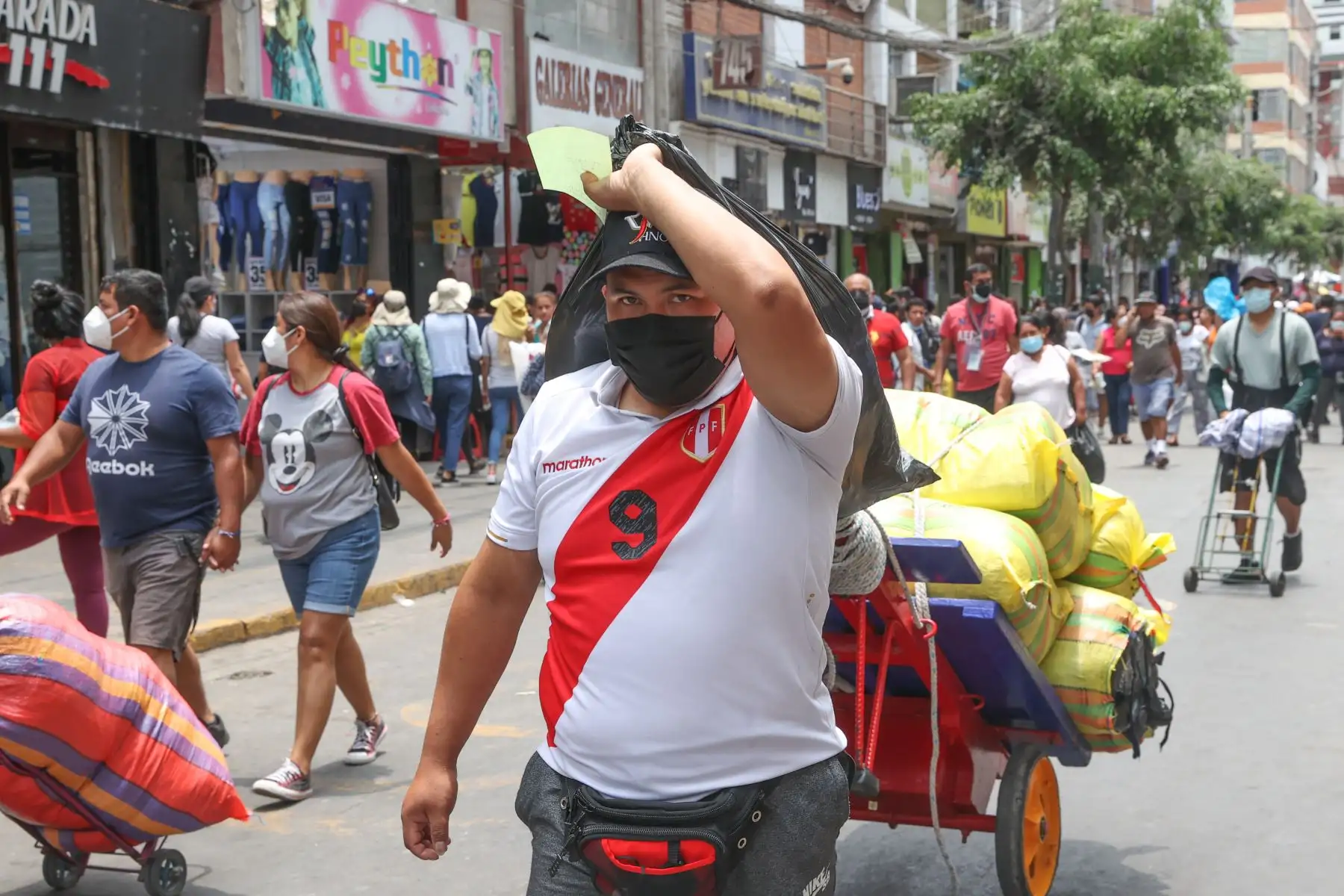 Vendedores lucen las camisetas deportivas en el emporio comercial de Gamarra, en la Victoria, previo al partido que sostendrá la selección peruana frente a Colombia por las eliminatorias para el Mundial de Qatar 2022. Foto: ANDINA/Vidal Tarqui