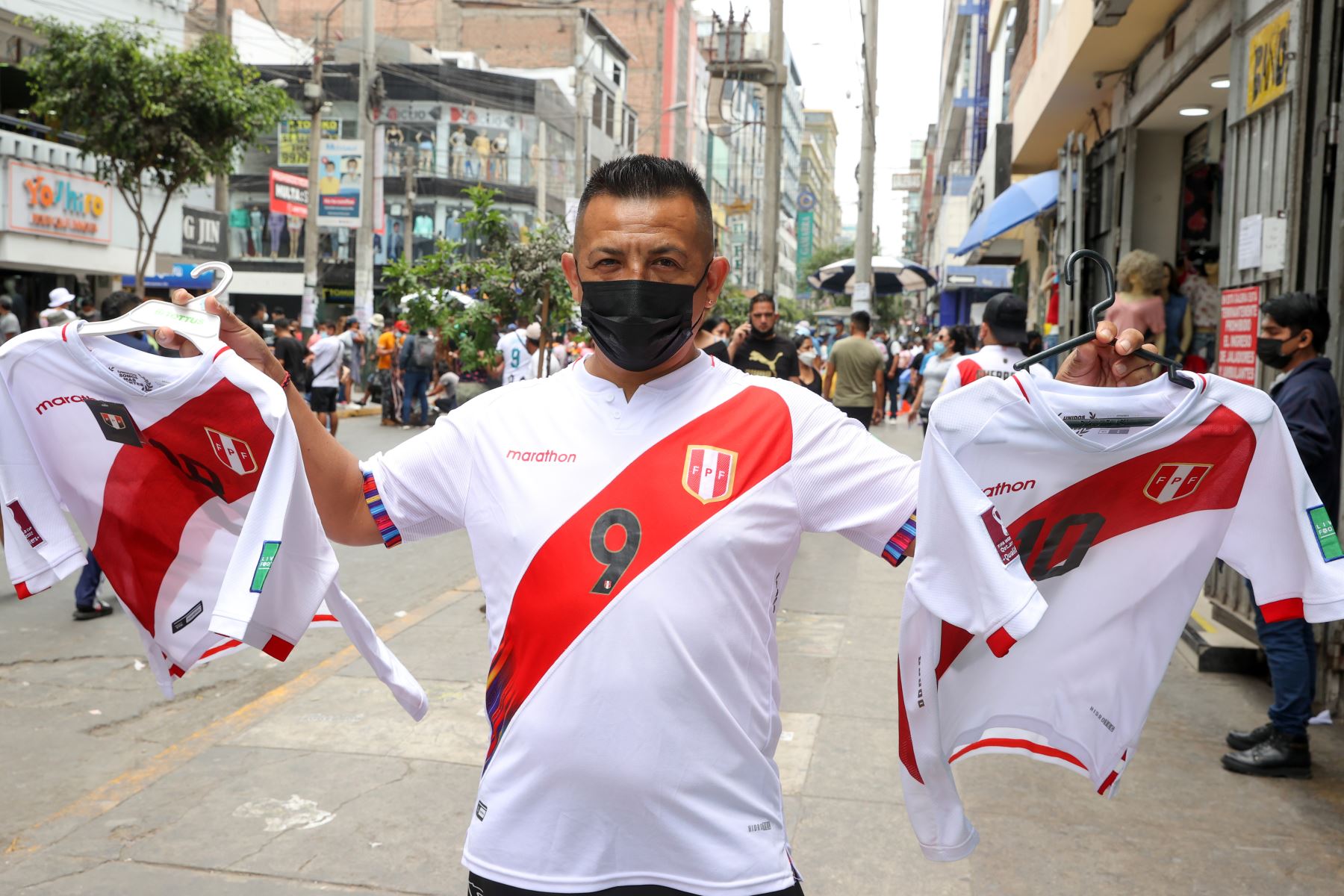 Venta de camisetas deportivas en el emporio comercial de Gamarra, en la Victoria, previo al partido que sostendrá la selección peruana frente a Colombia por las eliminatorias para el Mundial de Qatar 2022. Foto: ANDINA/Vidal Tarqui
