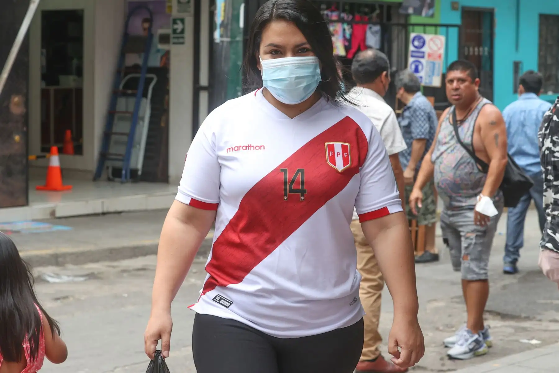 Público en general, luce las camisetas deportivas en el emporio comercial de Gamarra, en la Victoria, previo al partido que sostendrá la selección peruana frente a Colombia por las eliminatorias para el Mundial de Qatar 2022. Foto: ANDINA/Vidal Tarqui