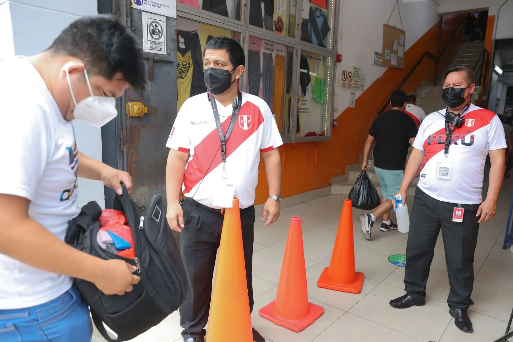 Medidas sanitarias en el emporio comercial de Gamarra, en la Victoria, previo al partido que sostendrá la selección peruana frente a Colombia por las eliminatorias para el Mundial de Qatar 2022. Foto: ANDINA/Vidal Tarqui