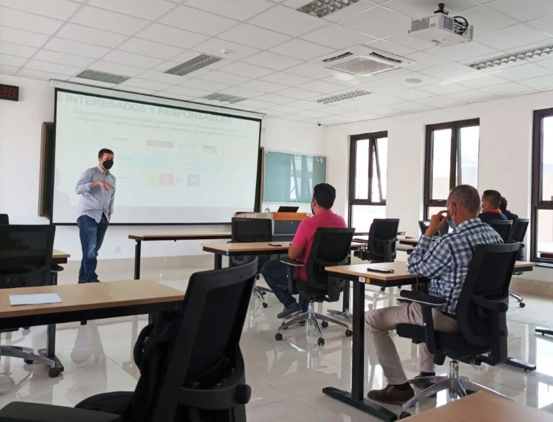 Técnicos del Ministerio de Transportes y Comunicaciones y del Indeci reciben capacitación sobre el uso del Sistema de Alerta Temprano ante desastres naturales. ANDINA/Difusión