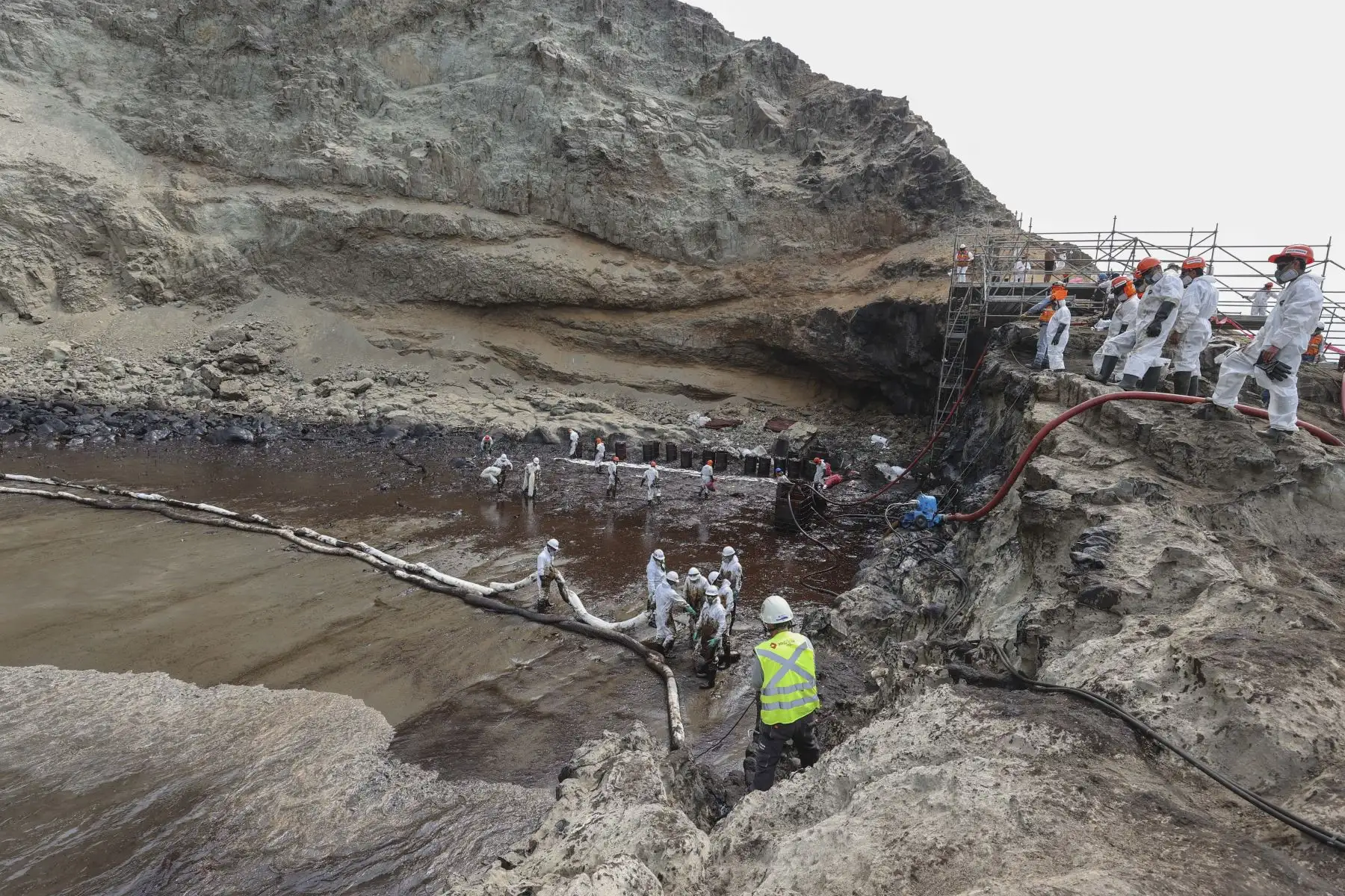El pasado 15 de enero se reportó un derrame de crudo en el mar de Ventanilla. La empresa Repsol a cargo de la descarga del petróleo para su refinería de La Pampilla fue la responsable de esta tragedia ecológica, se calcula que lo vertido al mar fueron unos 6,000 barriles de petróleo. Foto: ANDINA/Andrés Valle