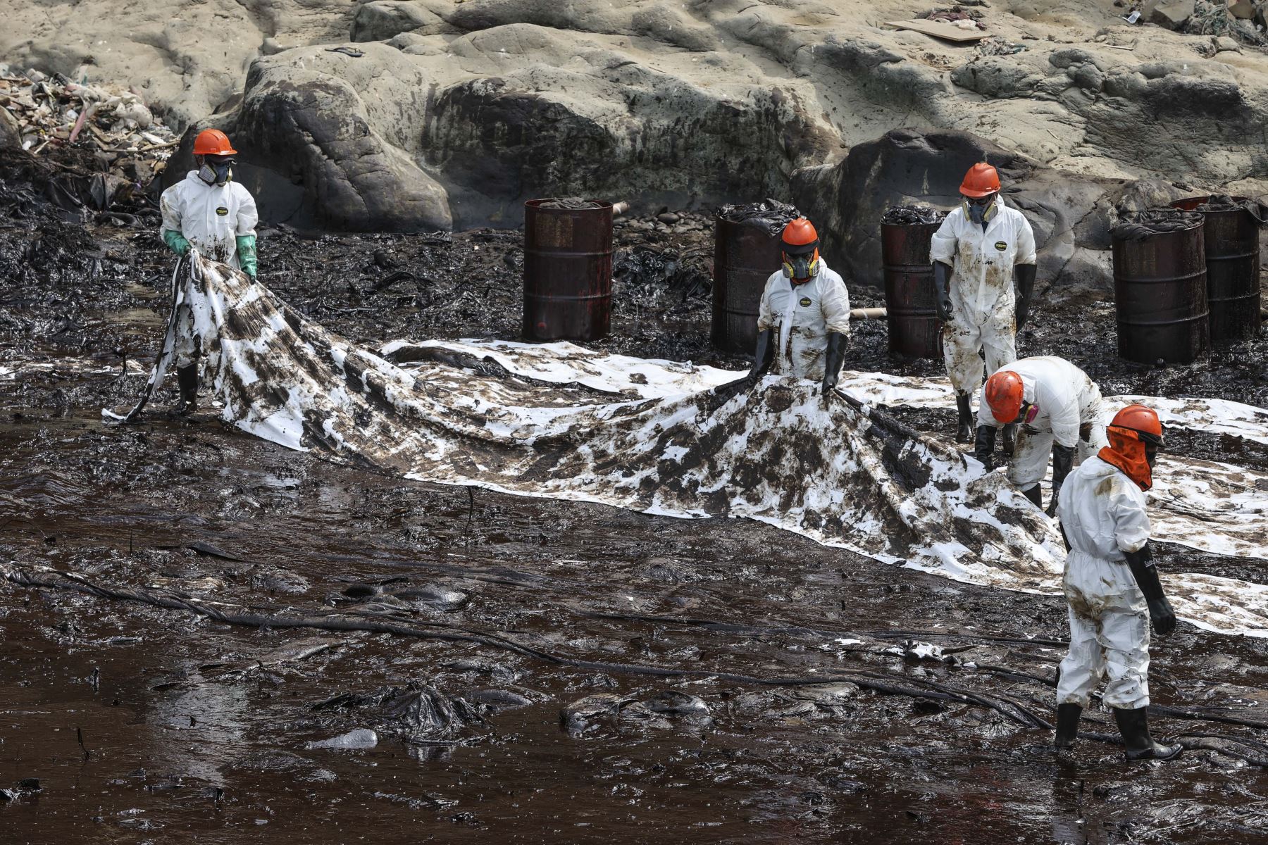 Armados de trajes blancos, palas, carretillas y otros materiales de limpieza, cientos de trabajadores continúan con los labores de limpieza en el mar de Ventanilla. Foto: ANDINA/Andrés Valle