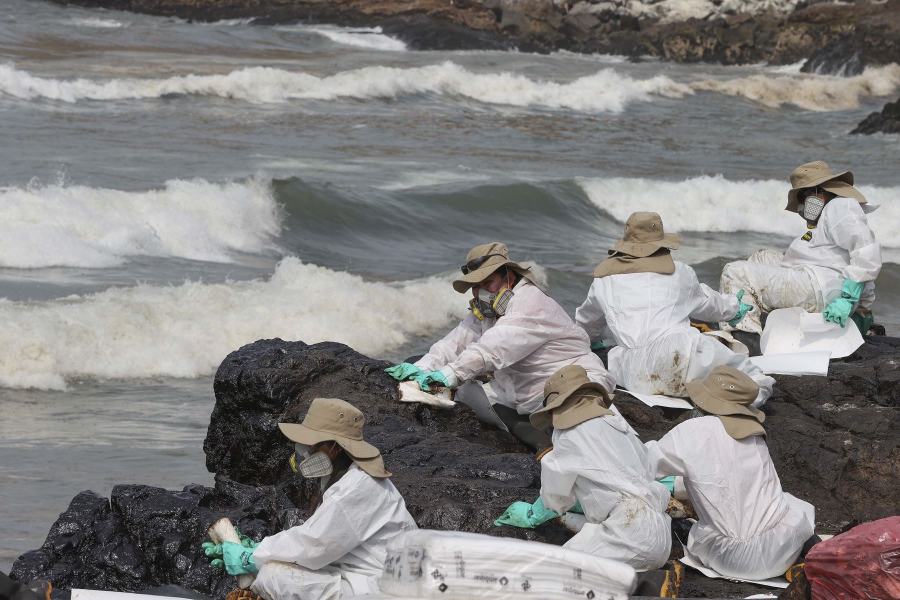 Armados de trajes blancos, palas, carretillas y otros materiales de limpieza, cientos de trabajadores continúan con los labores de limpieza en el mar de Ventanilla. Foto: ANDINA/Andrés Valle