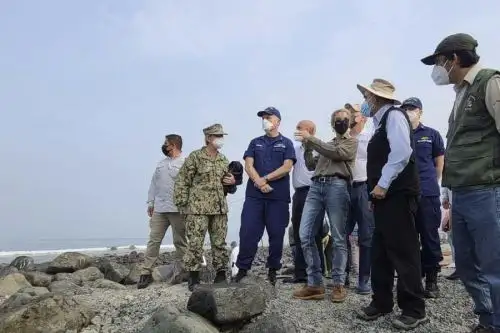 Autoridades de la embajada de Estados Unidos en Perú y del Ministerio del Ambiente observaron el trabajo de limpieza y de recuperación de fauna silvestre de la Zona de Reserva de Ancón afectada por el derrame de petróleo ocasionado por la empresa Repsol el 15 de enero. Foto: ANDINA/Sernanp.