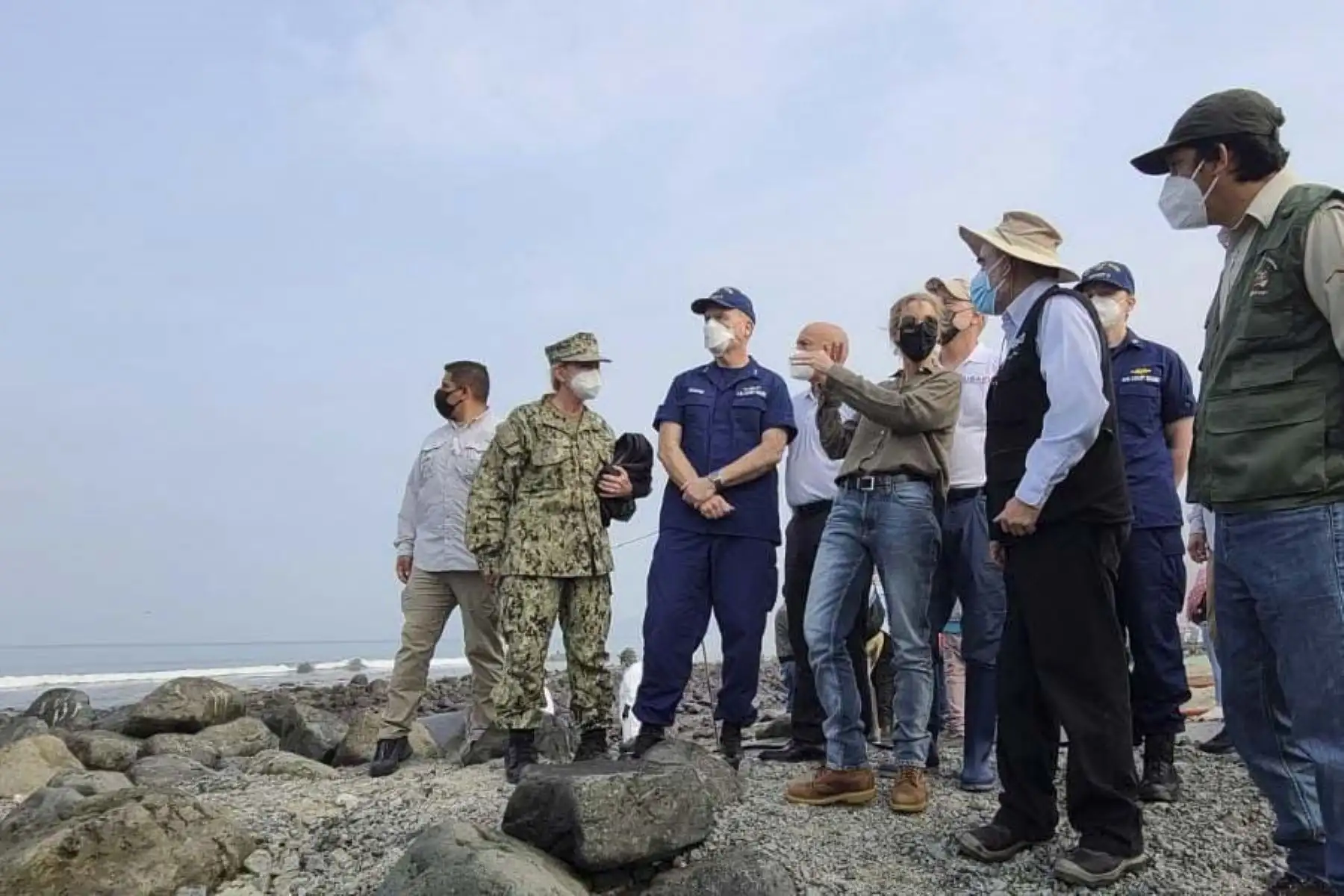 Autoridades de la embajada de Estados Unidos en Perú y del Ministerio del Ambiente observaron el trabajo de limpieza y de recuperación de fauna silvestre de la Zona de Reserva de Ancón afectada por el derrame de petróleo ocasionado por la empresa Repsol el 15 de enero. Foto: ANDINA/Sernanp.